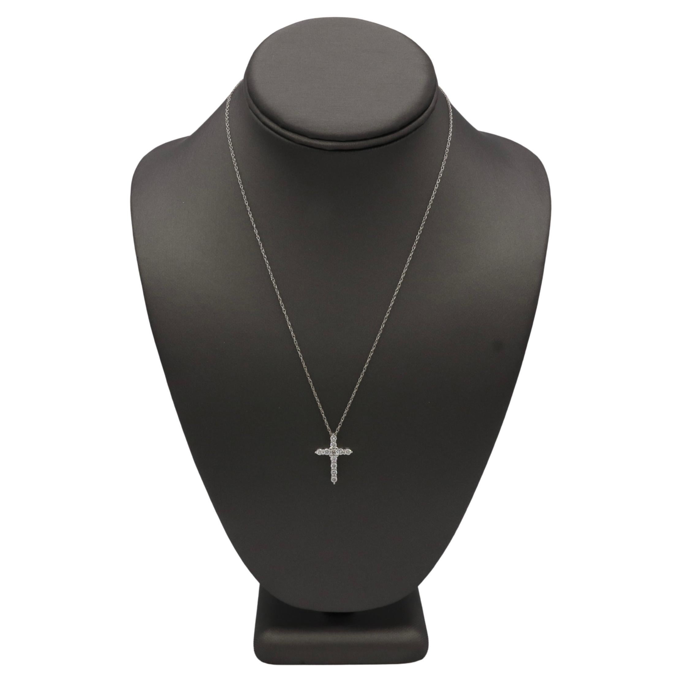 Moderno 14 Karat White Gold Natural Diamond Cross Pendant Drop Necklace in vendita