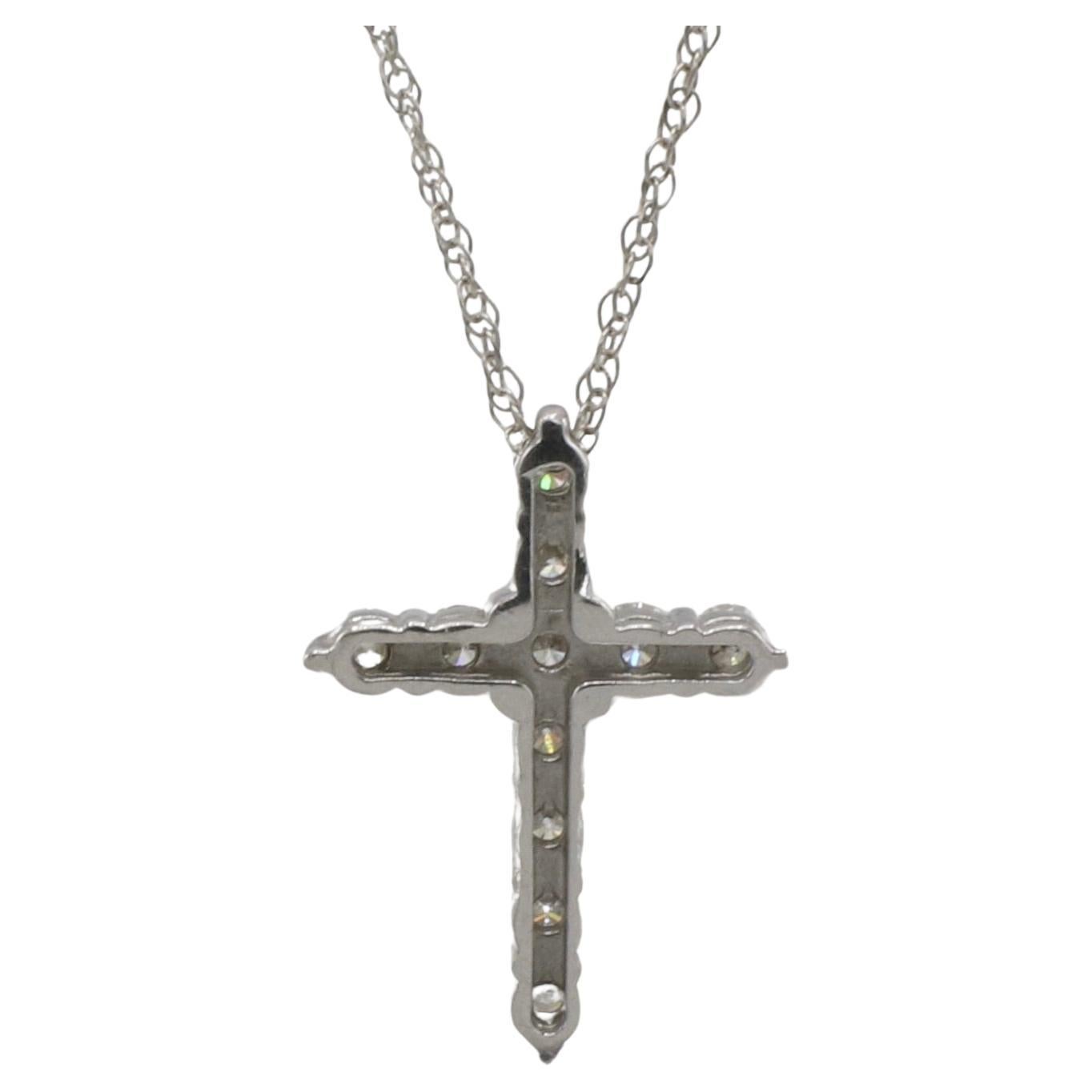 Taglio rotondo 14 Karat White Gold Natural Diamond Cross Pendant Drop Necklace in vendita