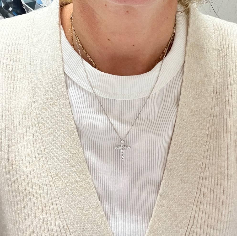 Donna 14 Karat White Gold Natural Diamond Cross Pendant Drop Necklace in vendita
