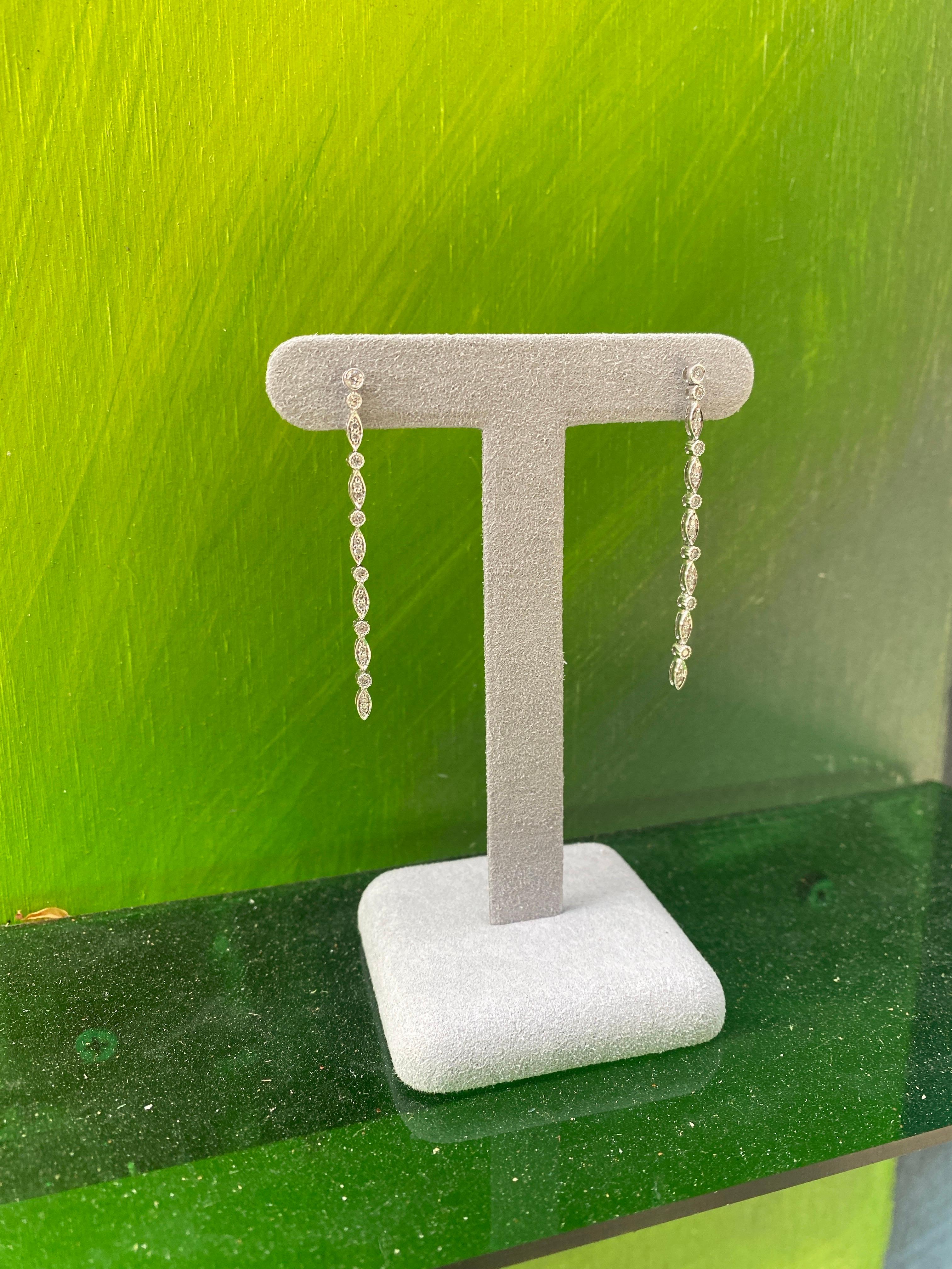 14 Karat Weißgold Ohrhänger mit natürlichen Diamanten im Zustand „Neu“ im Angebot in Houston, TX
