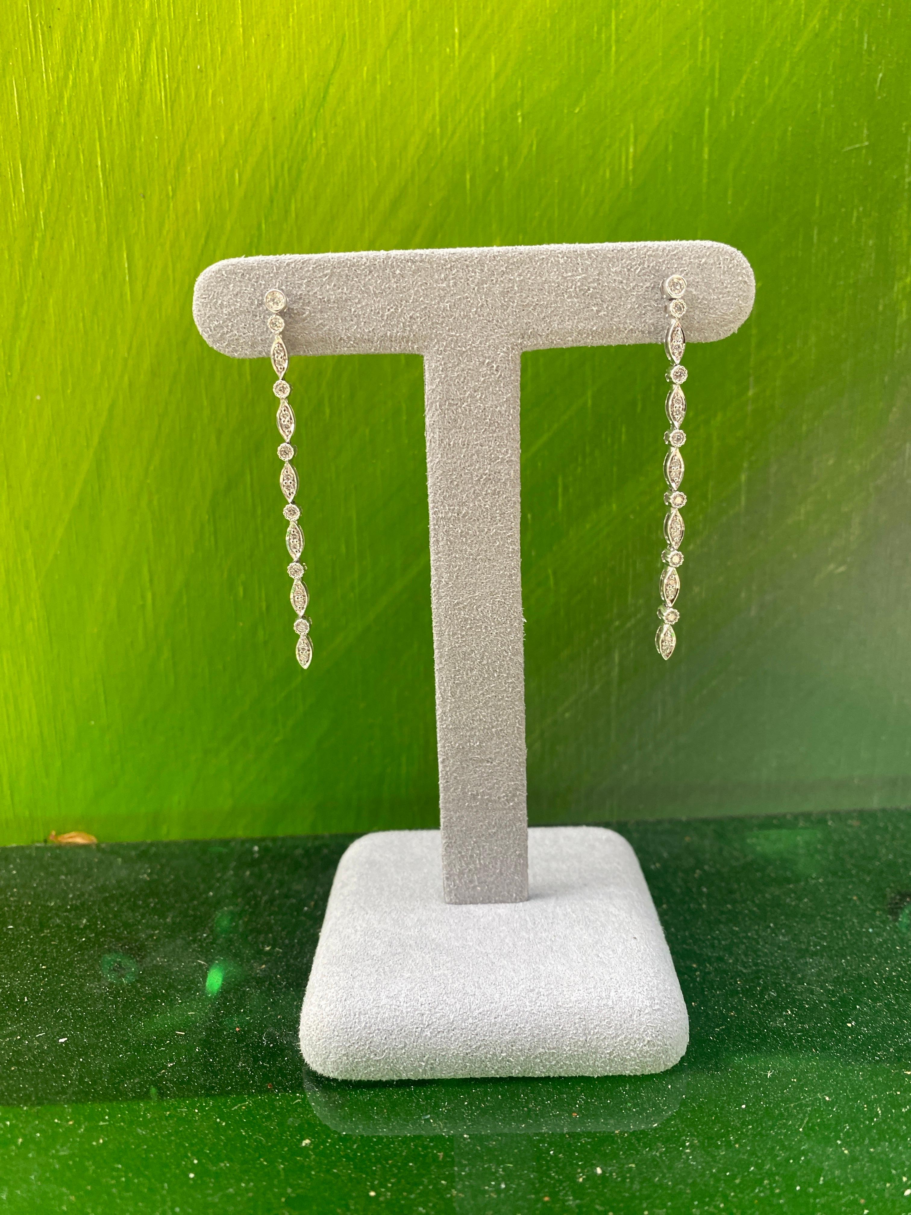 14 Karat Weißgold Ohrhänger mit natürlichen Diamanten im Angebot 1