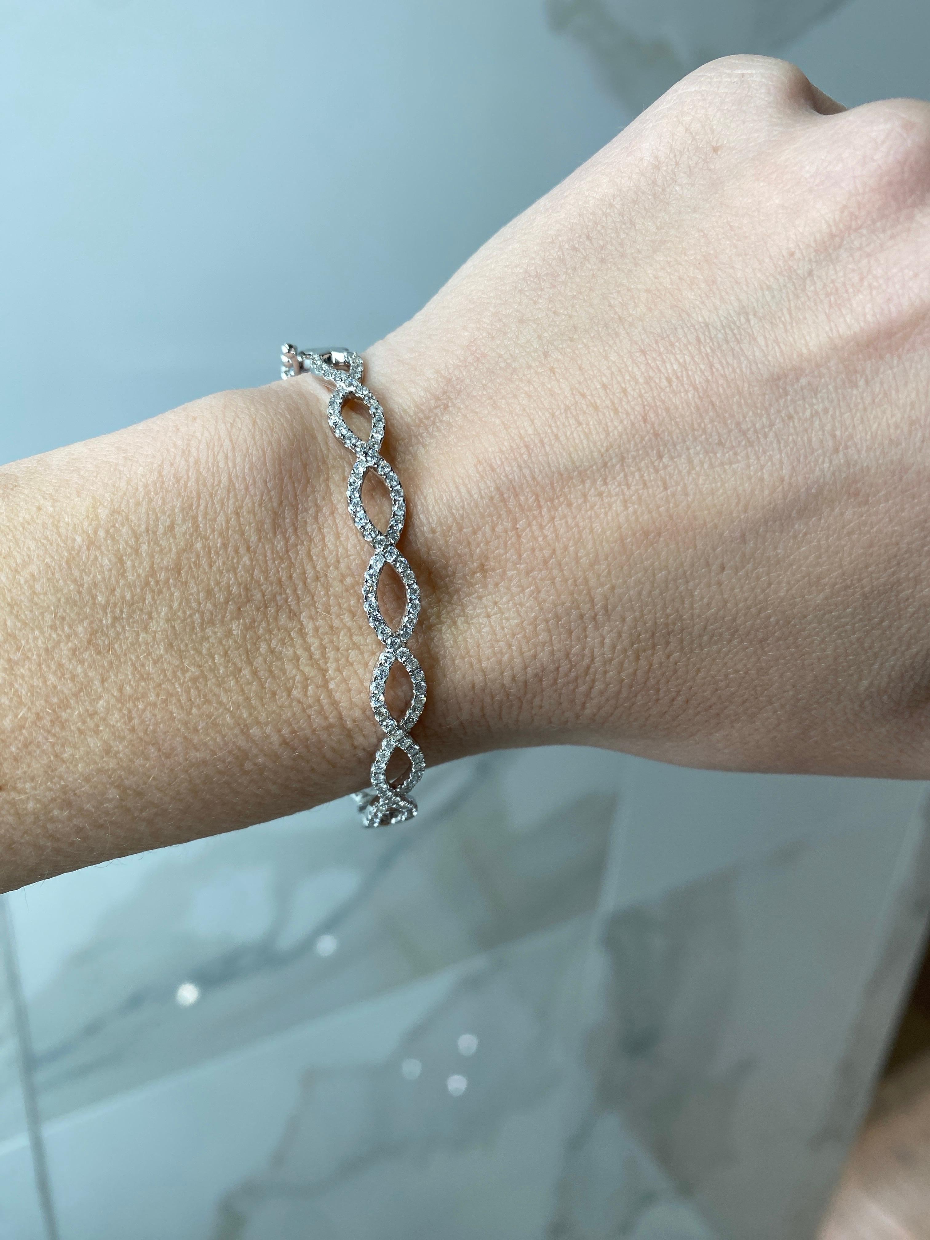 Bracelet jonc Infinity en or blanc 14 carats avec diamants naturels en vente 5
