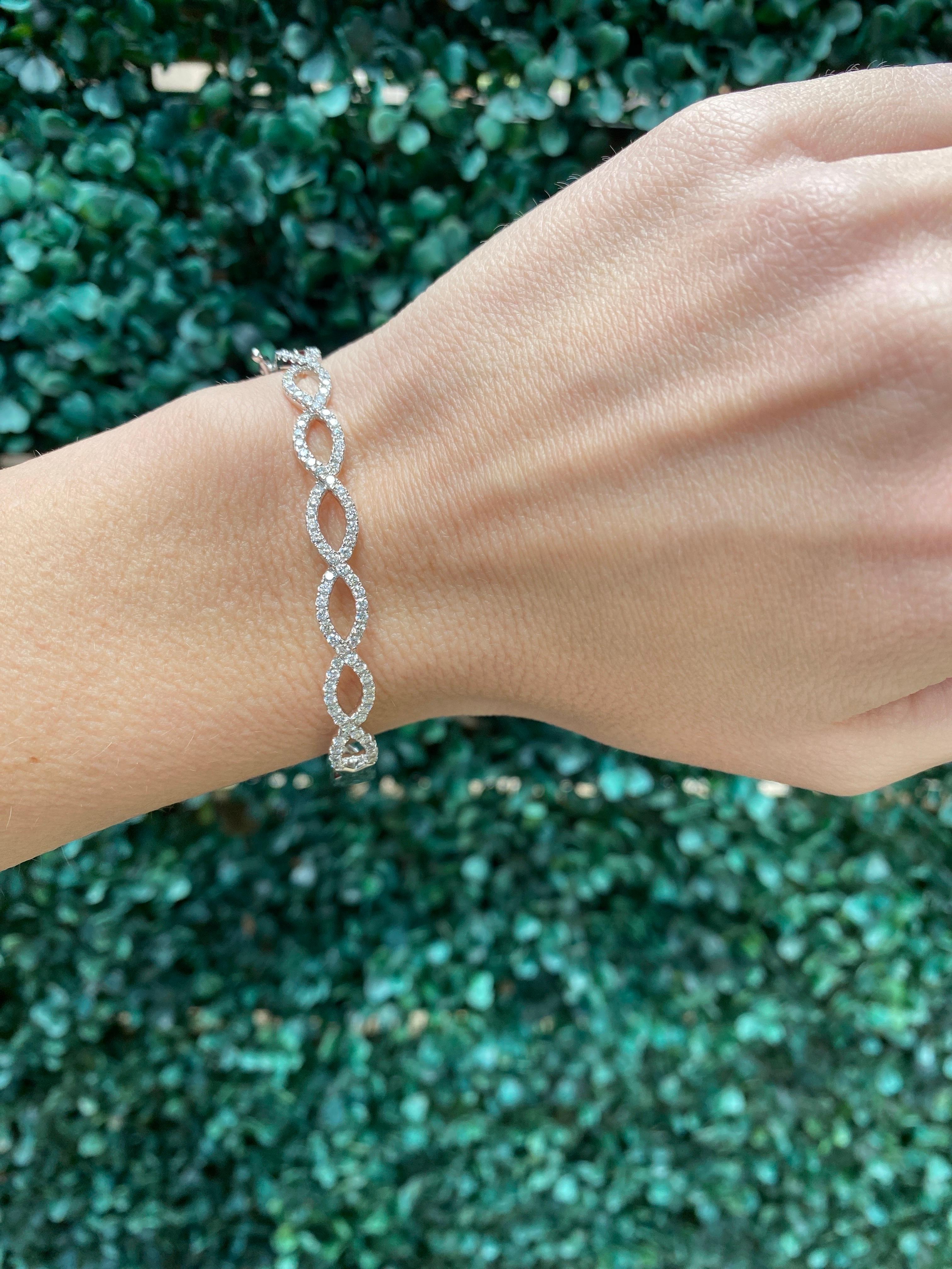 Bracelet jonc Infinity en or blanc 14 carats avec diamants naturels en vente 6