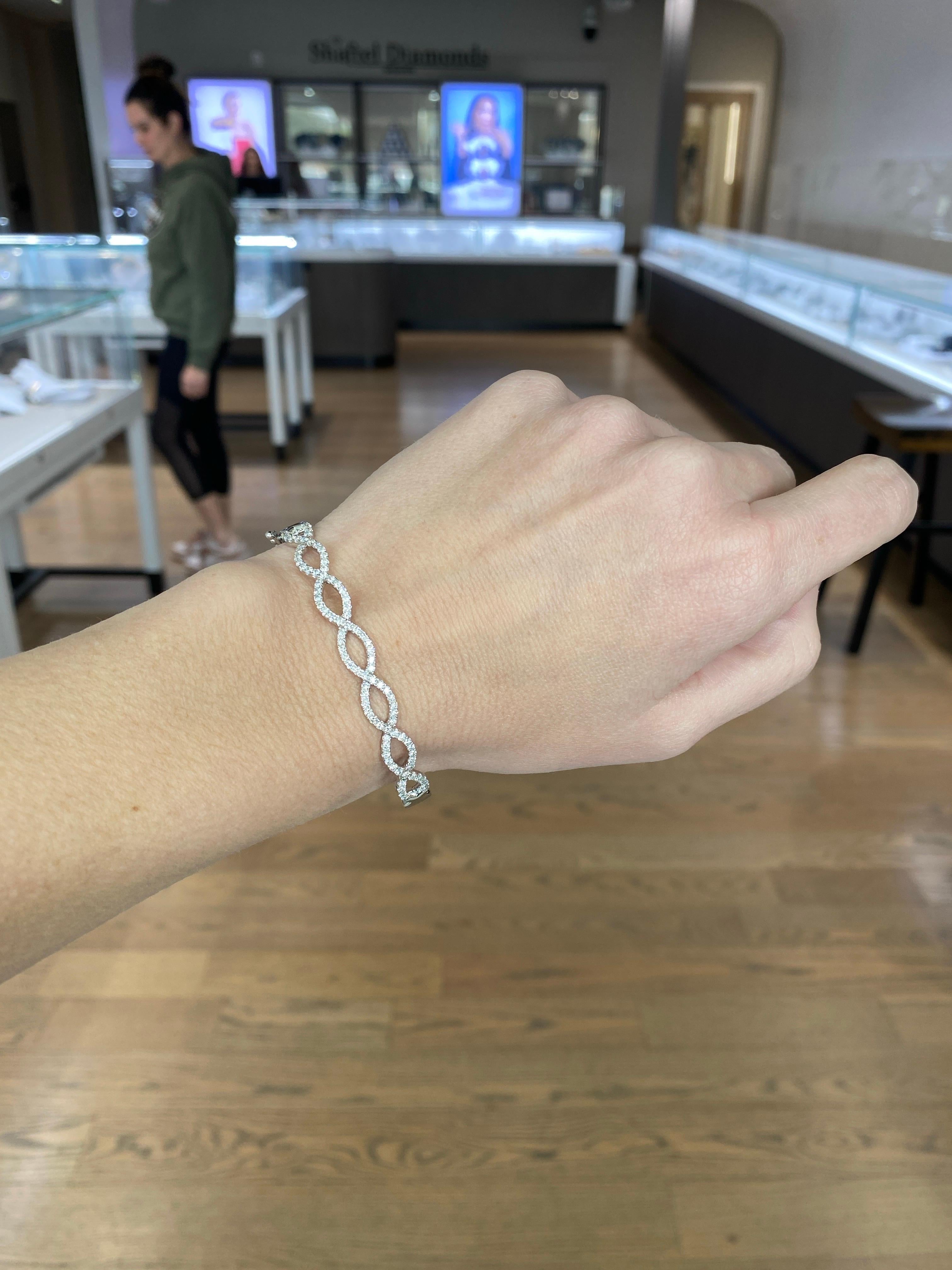 Bracelet jonc Infinity en or blanc 14 carats avec diamants naturels en vente 7