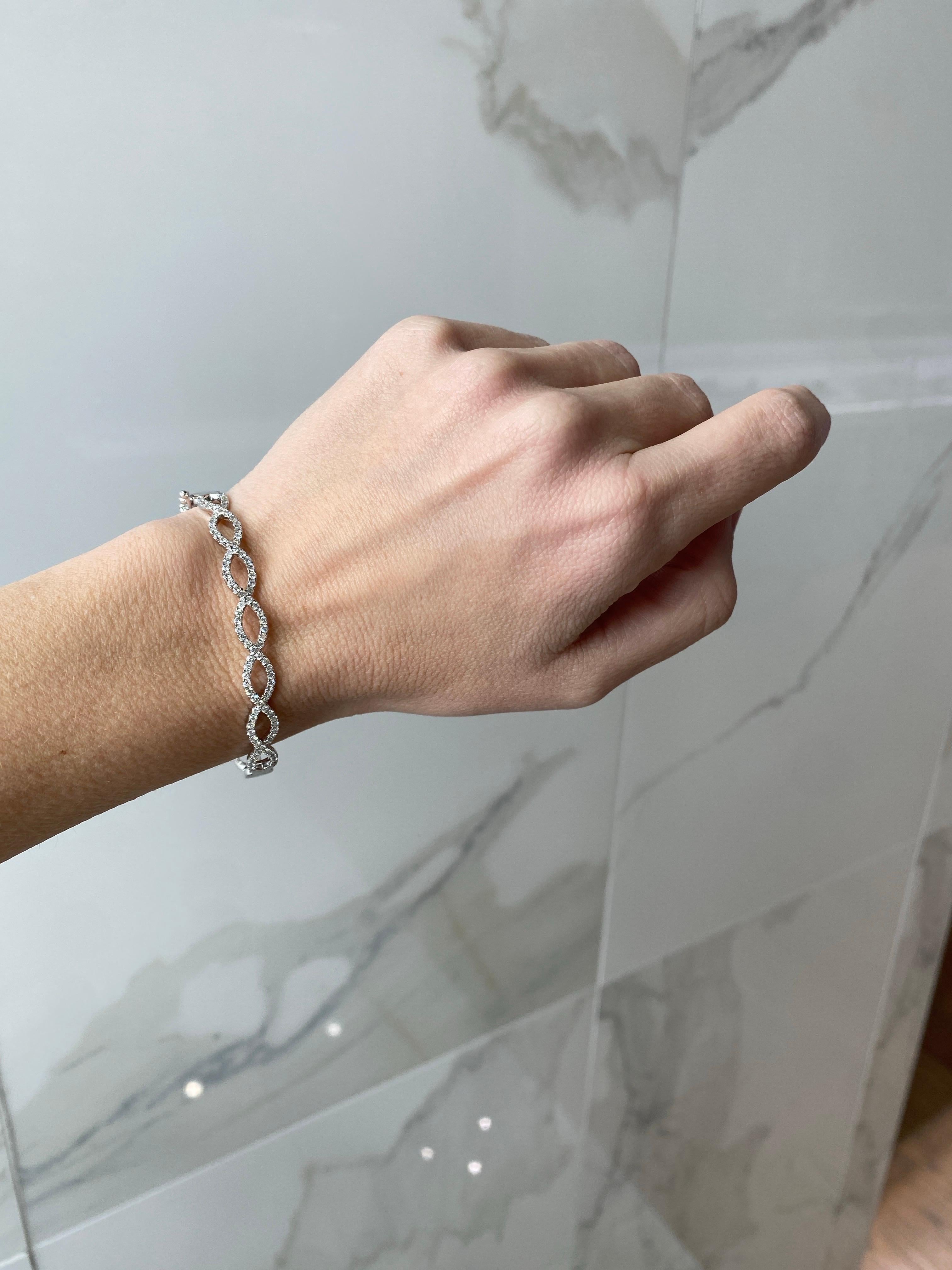 Bracelet jonc Infinity en or blanc 14 carats avec diamants naturels en vente 8