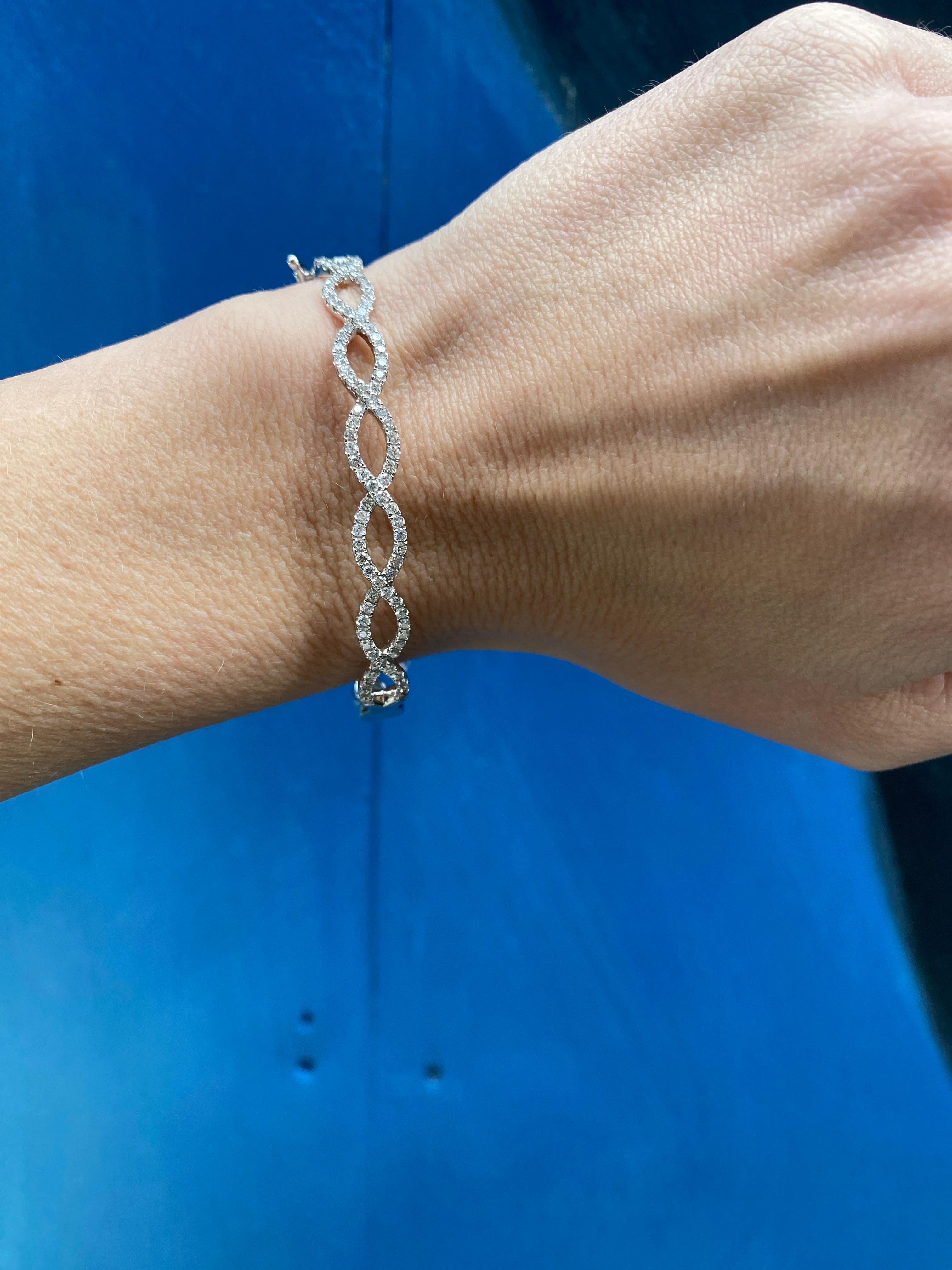 Bracelet jonc Infinity en or blanc 14 carats avec diamants naturels en vente 9