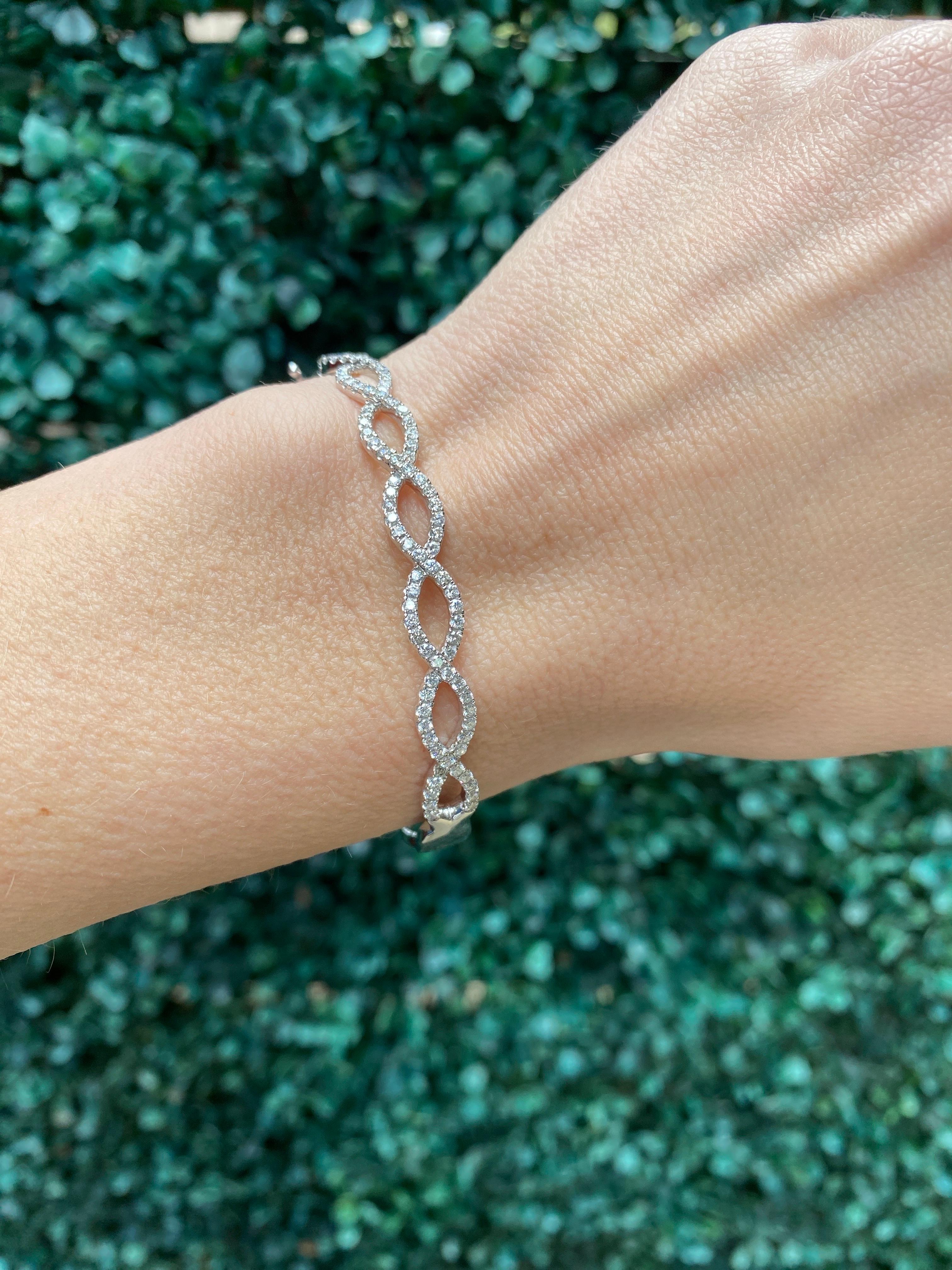 Bracelet jonc Infinity en or blanc 14 carats avec diamants naturels en vente 10