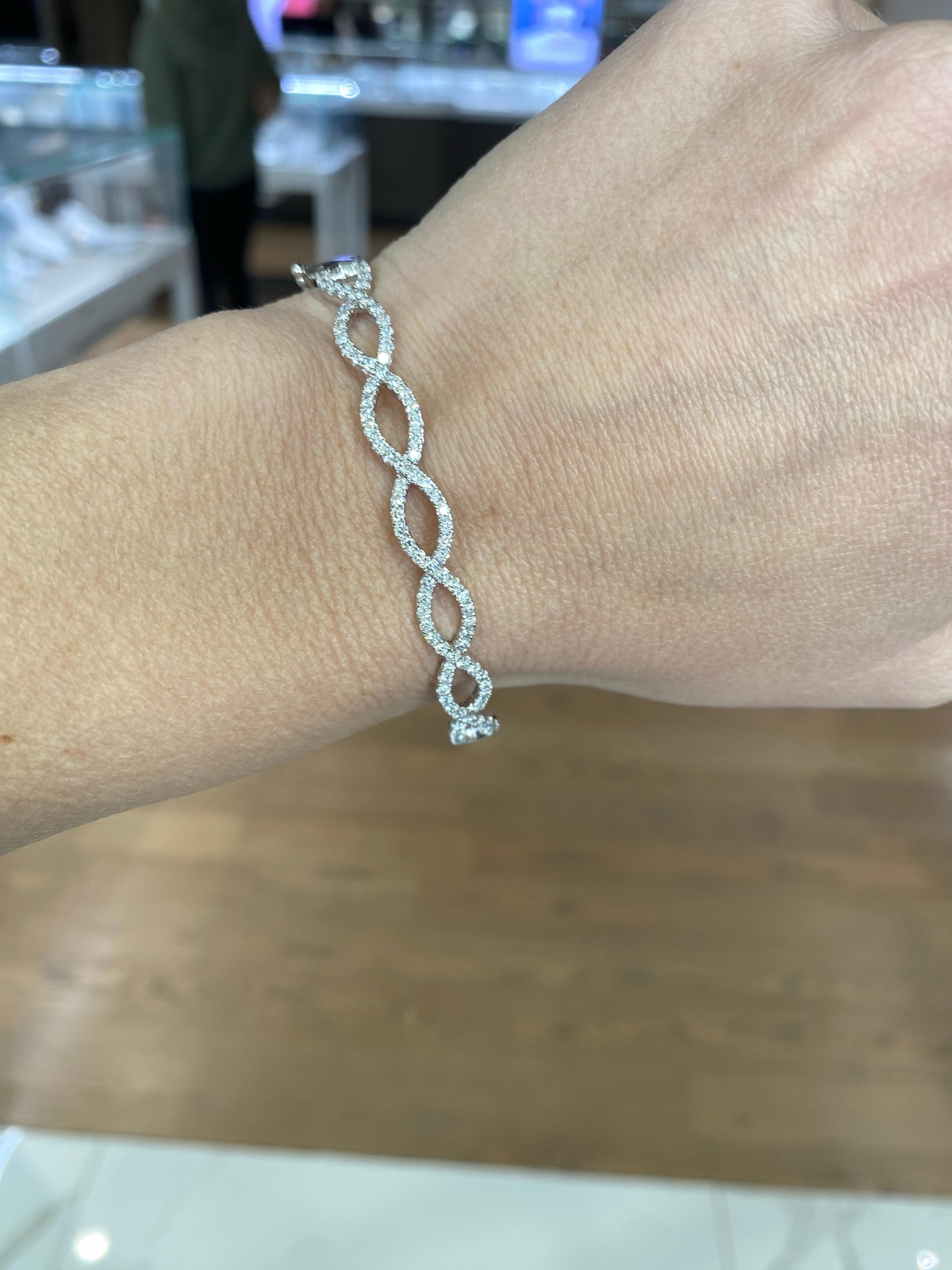 Rehaussez votre collection d'accessoires avec cet exquis bracelet infini en or blanc 14 carats, serti de diamants d'un poids total de 1,10 carat. Façonnée avec des diamants naturels de taille ronde et brillante, cette pièce incarne l'élégance et le