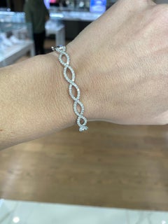 Armreif aus 14 Karat Weißgold mit natürlichen Diamanten im Unendlichkeitsstil