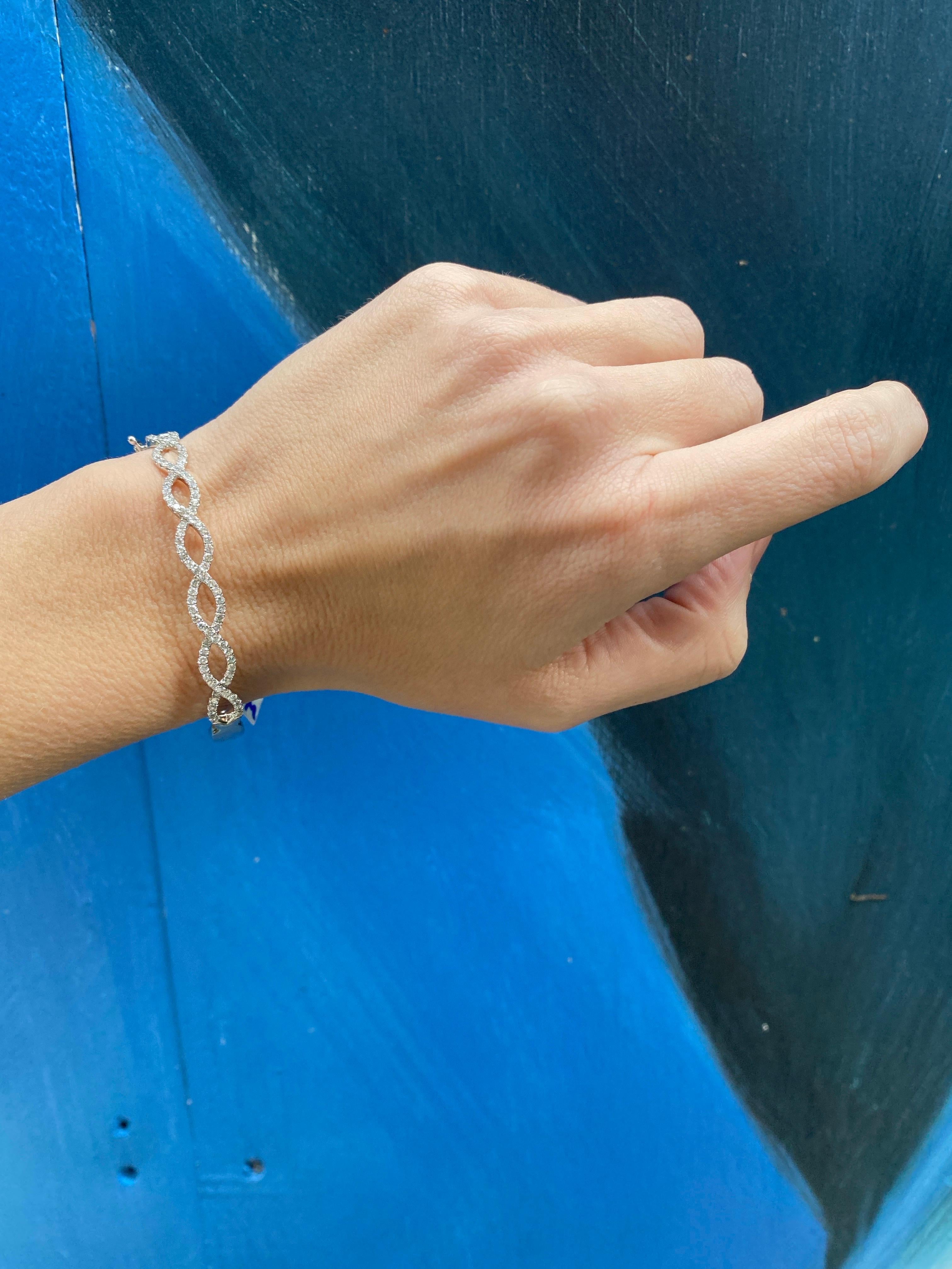 Bracelet jonc Infinity en or blanc 14 carats avec diamants naturels Neuf - En vente à Houston, TX
