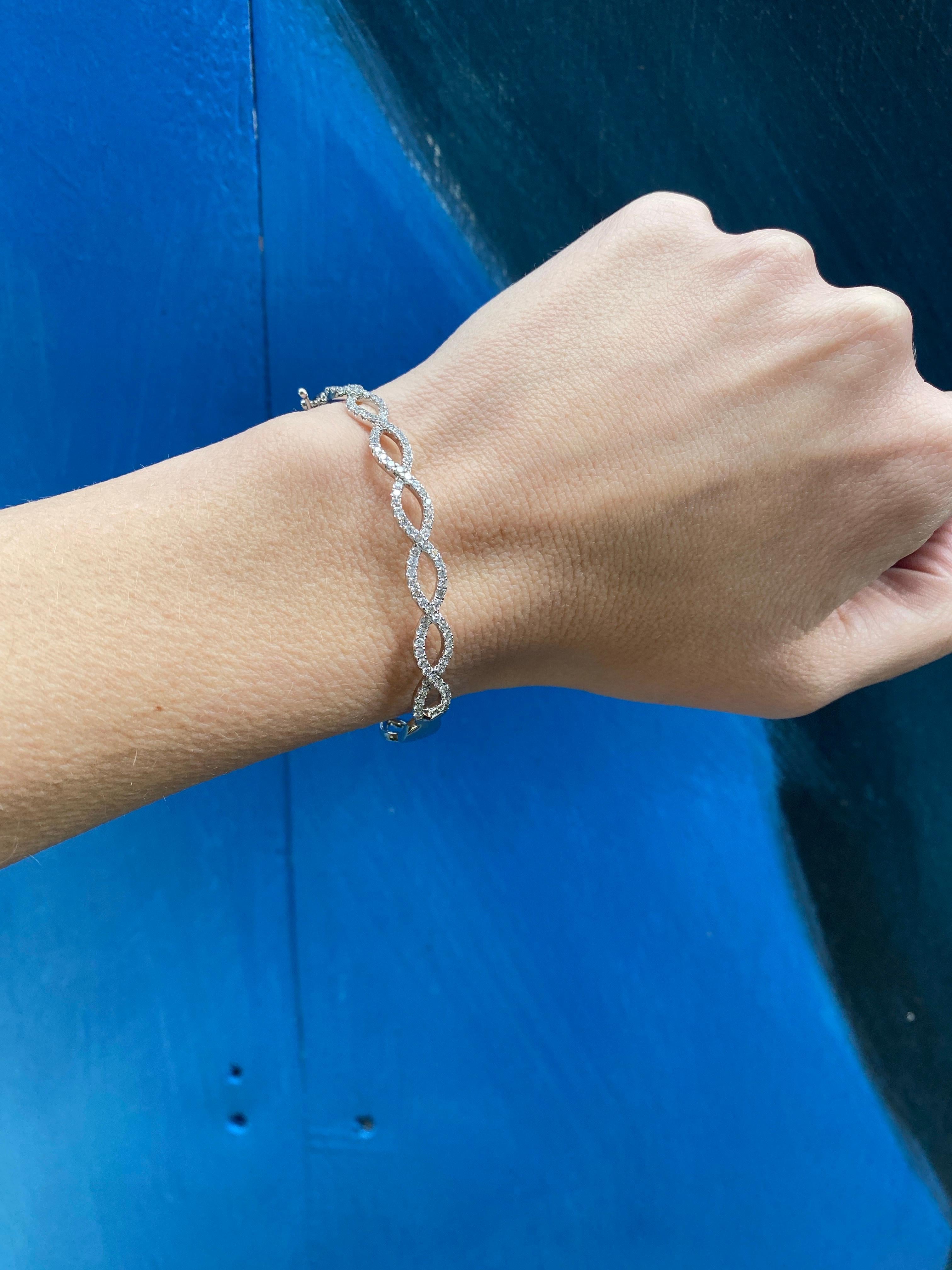 Bracelet jonc Infinity en or blanc 14 carats avec diamants naturels Unisexe en vente