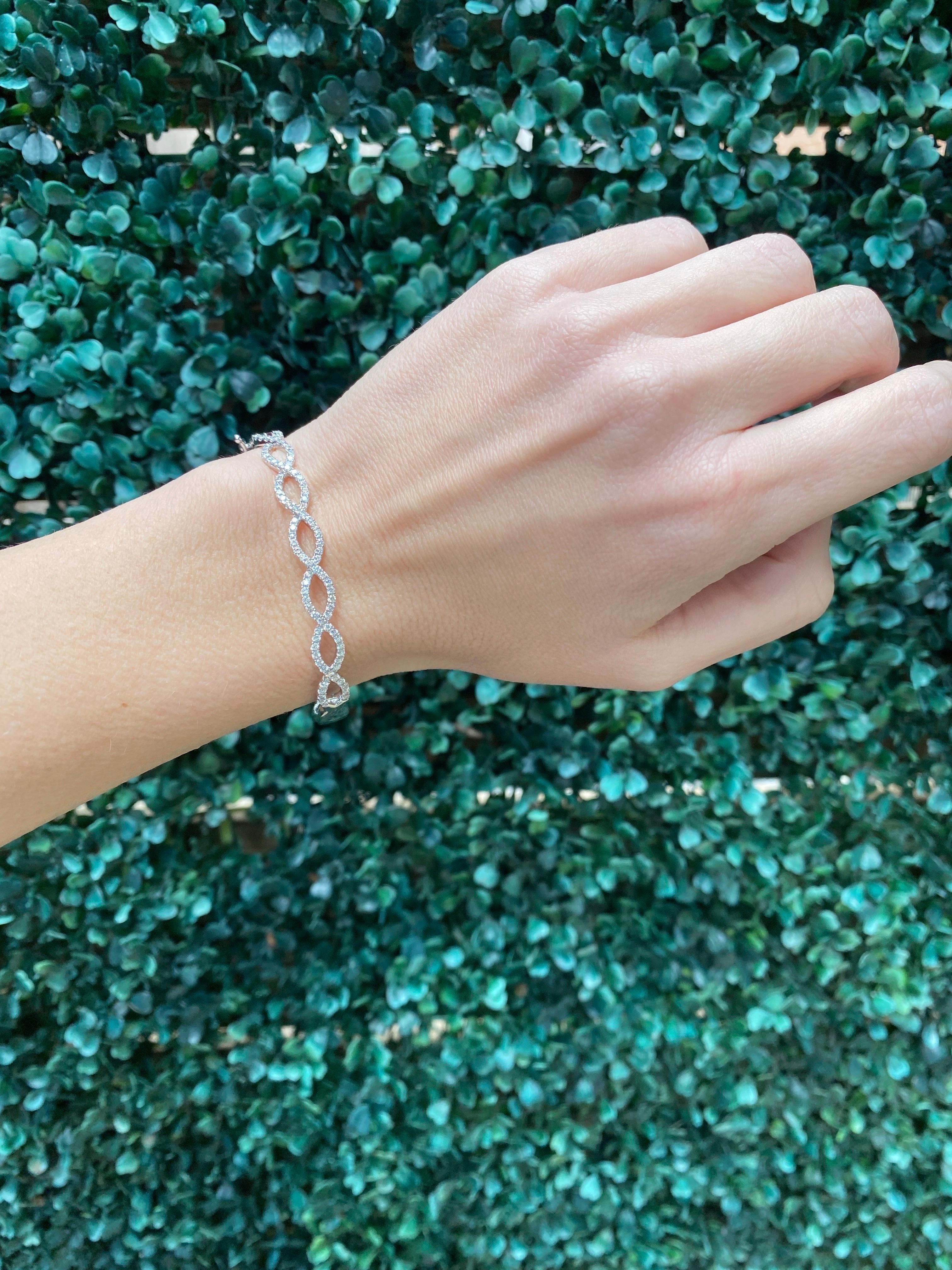 Bracelet jonc Infinity en or blanc 14 carats avec diamants naturels en vente 1