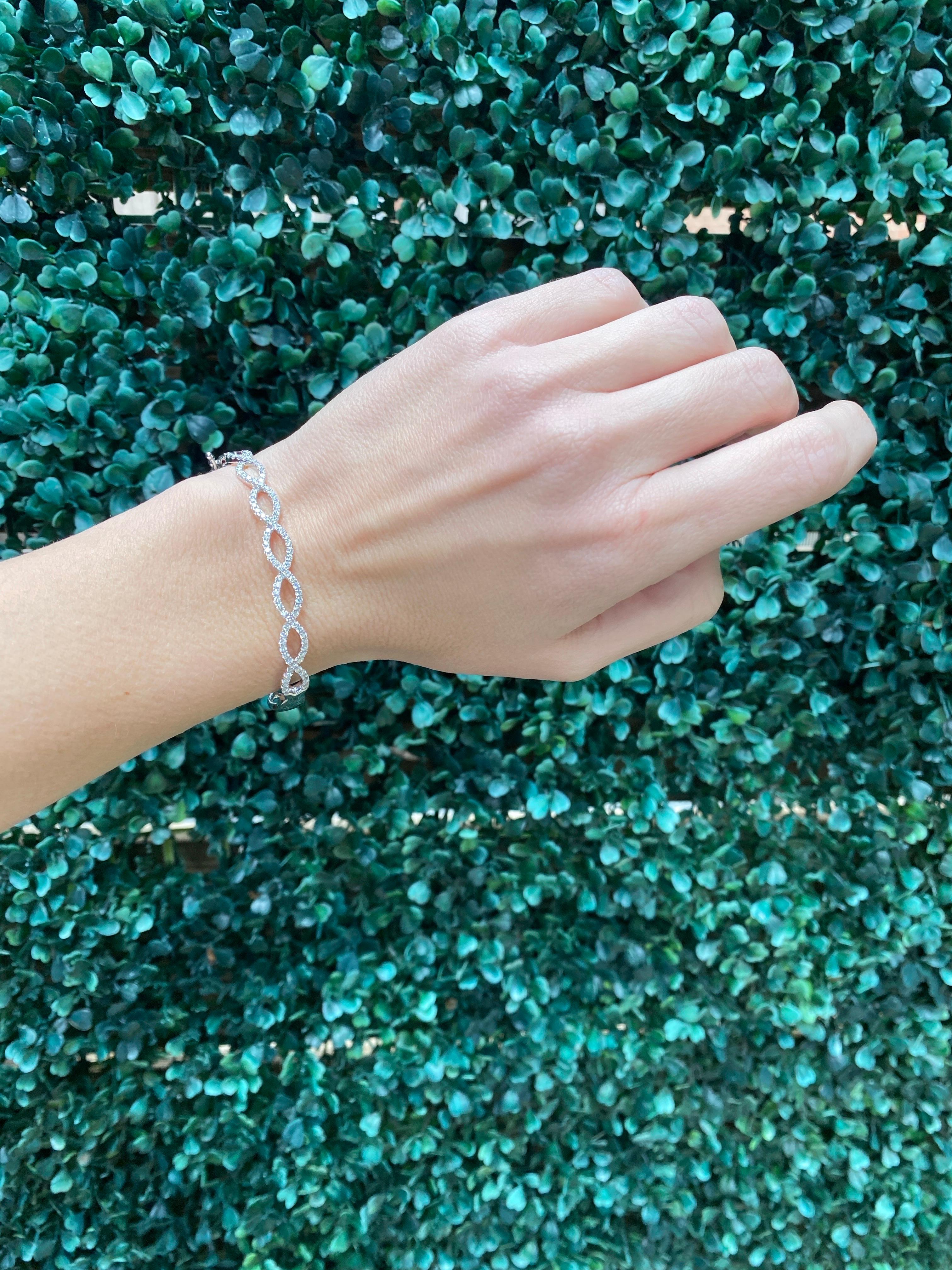 Bracelet jonc Infinity en or blanc 14 carats avec diamants naturels en vente 2