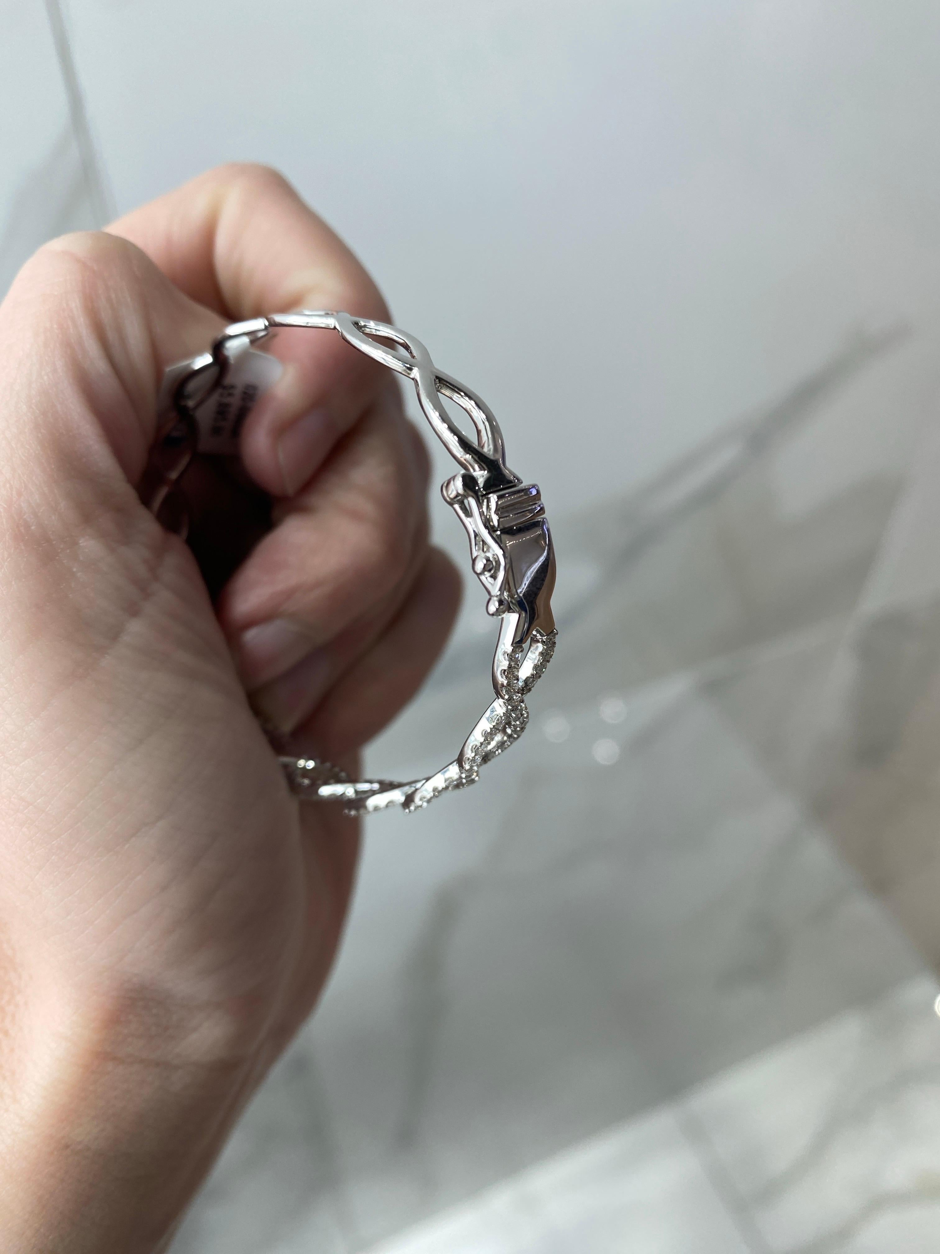 Bracelet jonc Infinity en or blanc 14 carats avec diamants naturels en vente 3