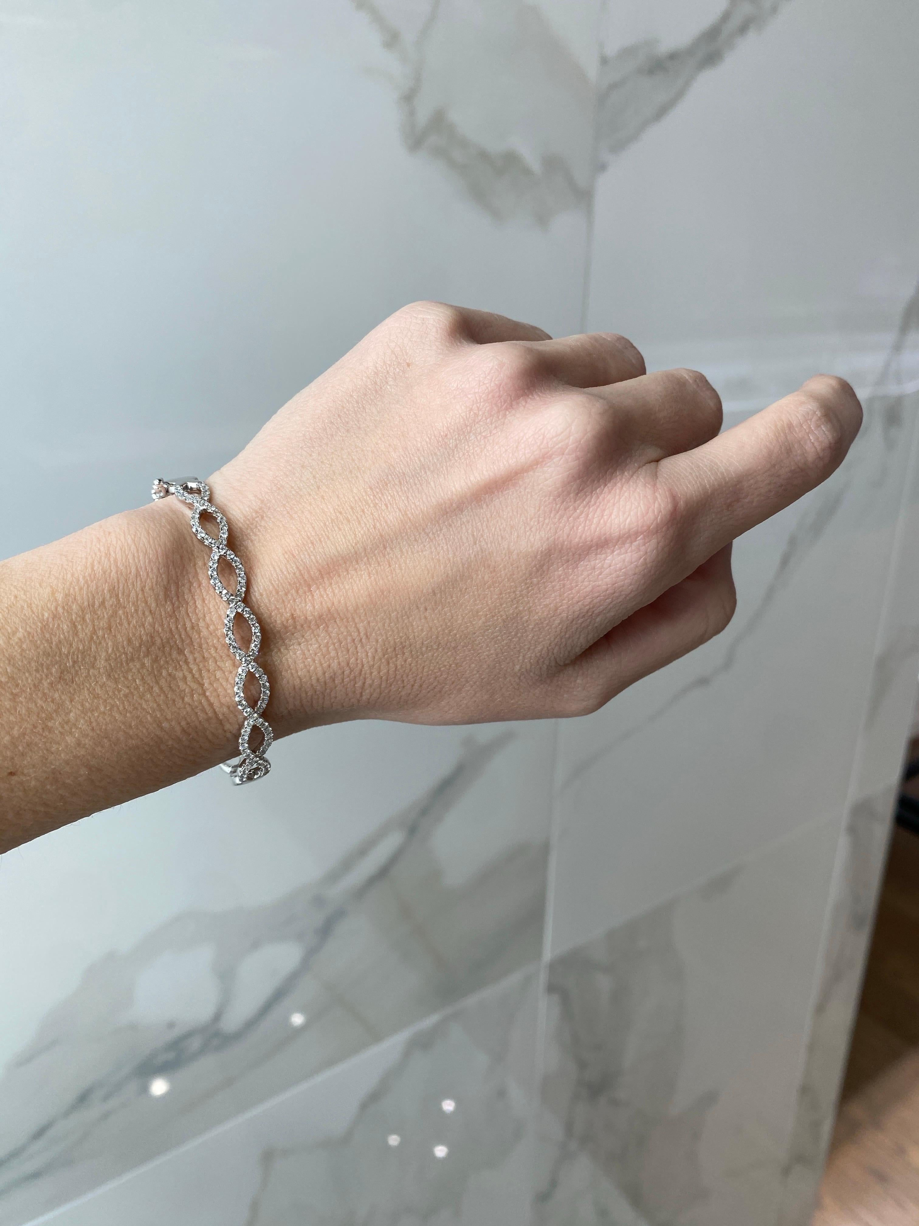 Bracelet jonc Infinity en or blanc 14 carats avec diamants naturels en vente 4