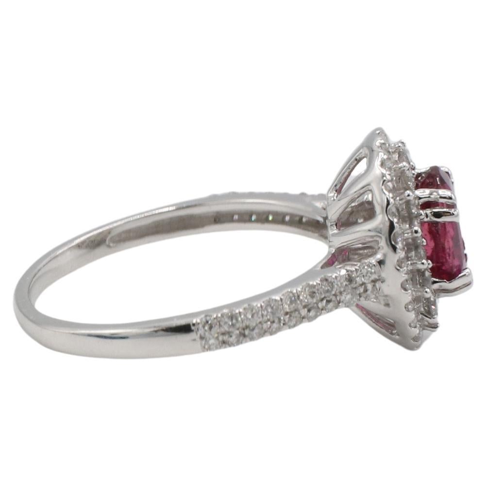 14 Karat Weißgold Naturdiamant & Rosa Turmalin Double Halo Dome Cocktail Ring 
Metall: 14k Weißgold
Gewicht: 2.71 Gramm
Turmalin: 7 x 5,2 mm
Diamanten: Ca. 0.50 CTW F-G VS runde Naturdiamanten
Höhe: 7 mm
Größe: 6 (US)
RTN F35001142