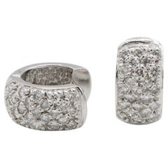 Pendientes de aro con pavé de diamantes naturales en oro blanco de 14 quilates