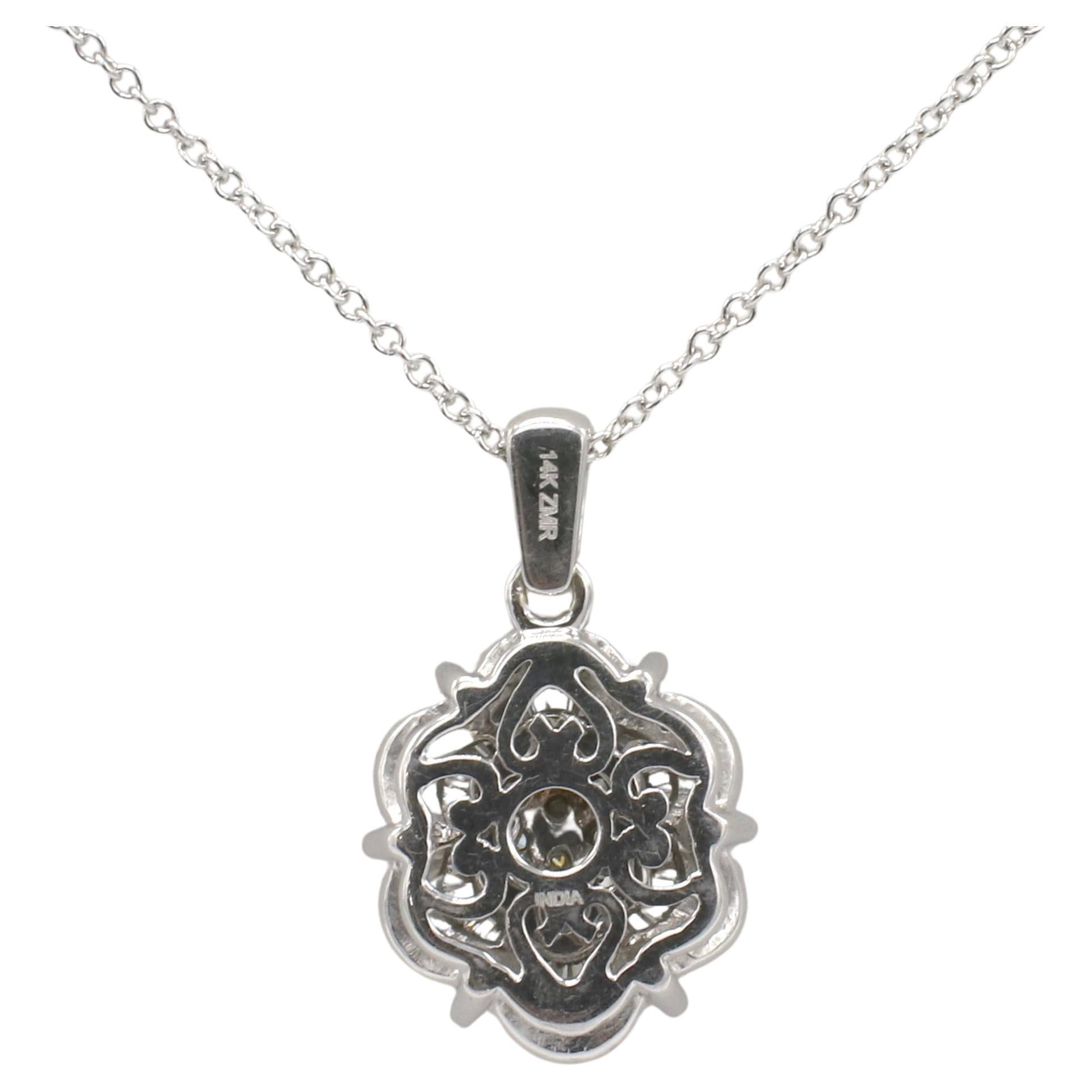 Collana con ciondolo con diamanti tondi e baguette in oro bianco 14 kt. 
Metallo: oro bianco 14k
Peso: 5.11 grammi
Diamanti: Circa 0,60 CTW di diamanti naturali rotondi e baguette H. H. SI
Goccia: 20 mm
Catena: 16 pollici
RDD F35000218 