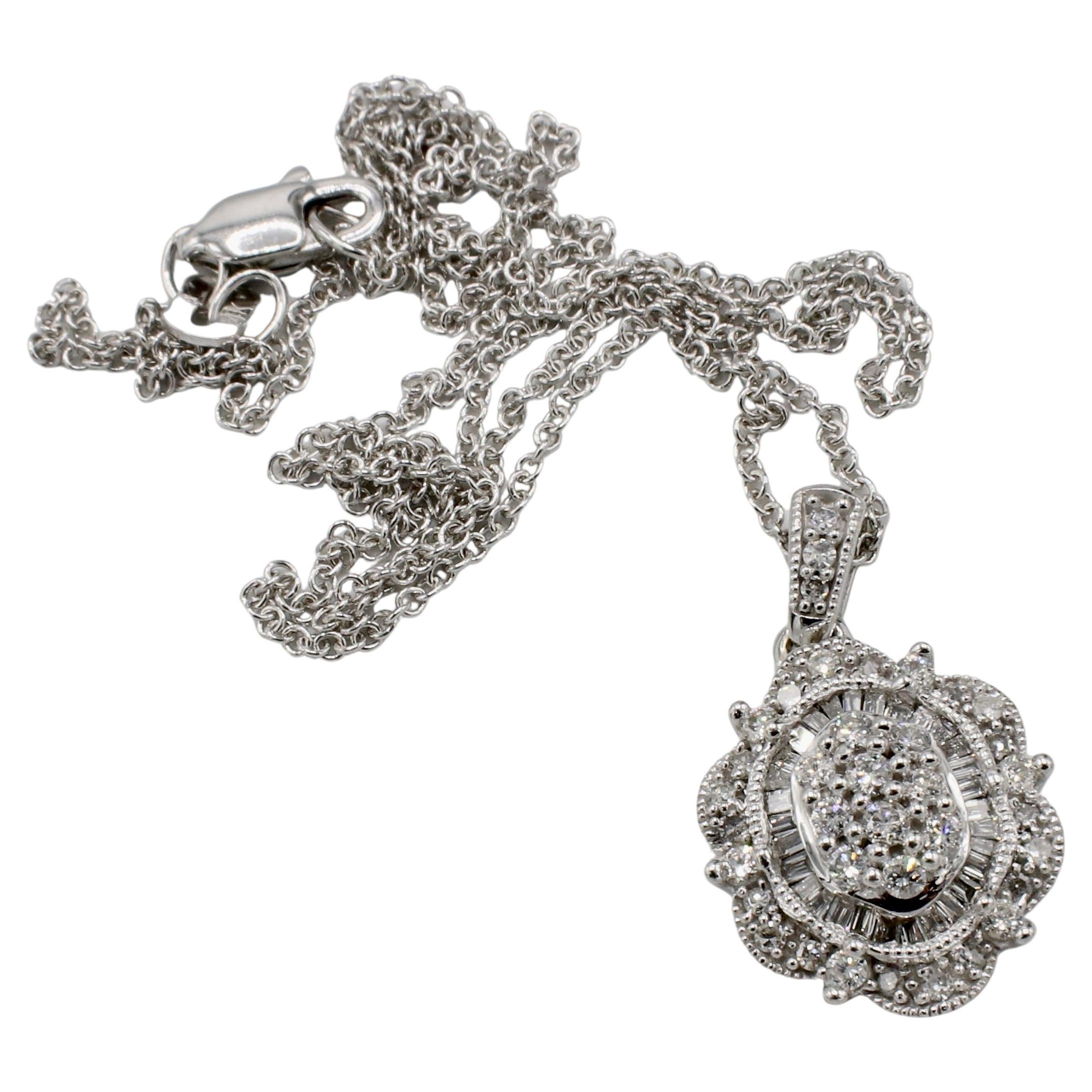 Moderno Collana con ciondolo con diamanti tondi e baguette in oro bianco 14 kt. in vendita