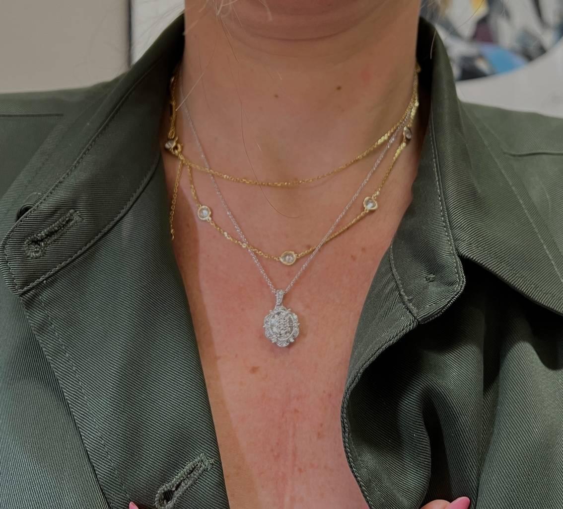 Collana con ciondolo con diamanti tondi e baguette in oro bianco 14 kt. In condizioni ottime in vendita a  Baltimore, MD