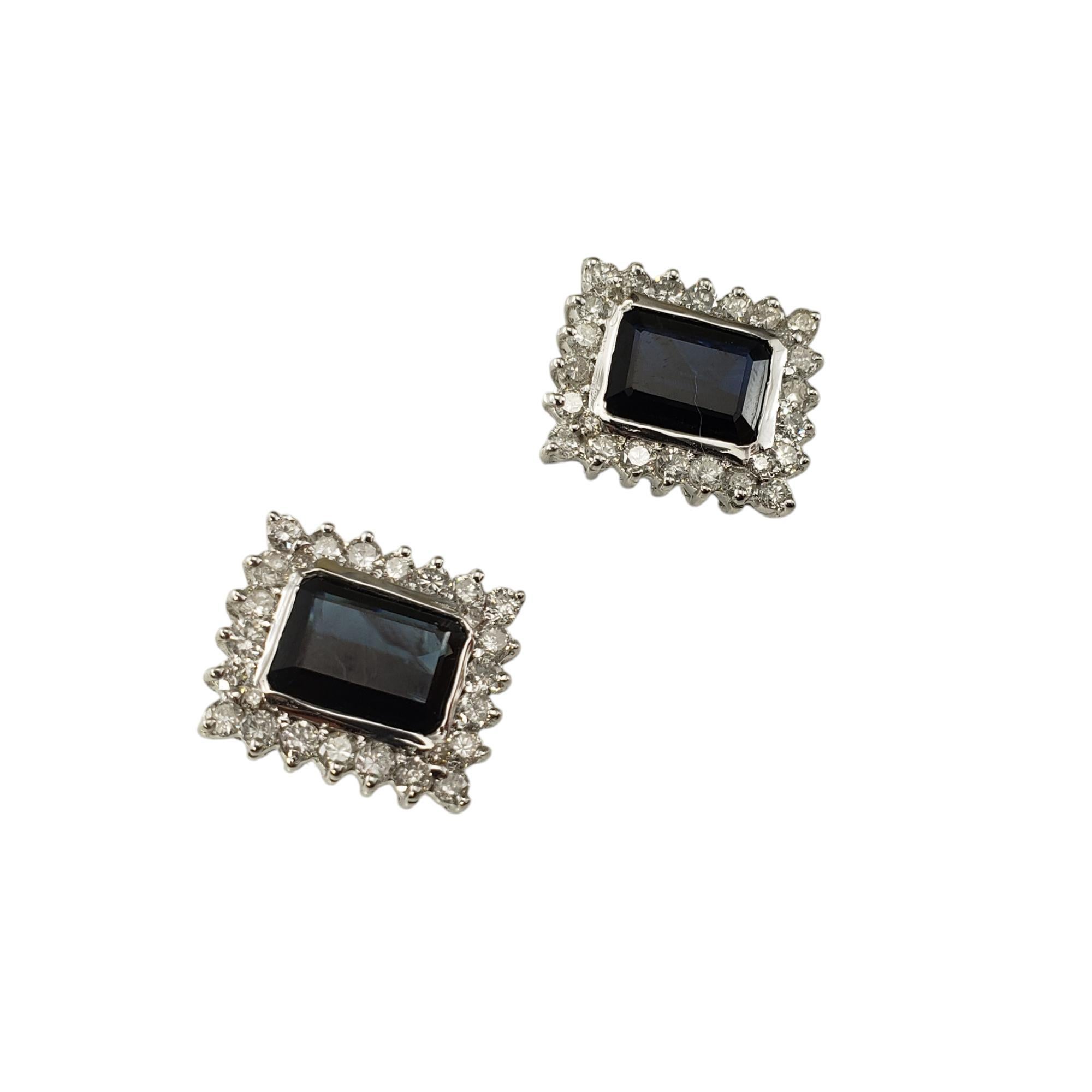 Boucles d'oreilles en or blanc 14 carats, saphir et diamant -

Ces superbes boucles d'oreilles présentent chacune un saphir bleu naturel de taille émeraude (8,7 mm x 6,4 mm) et 26 diamants ronds de taille brillant sertis dans de l'or blanc classique
