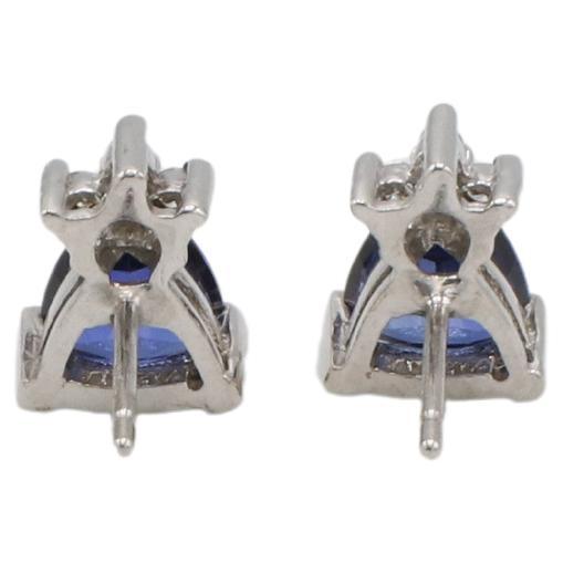 Orecchini a perno in oro bianco 14 carati con tanzanite naturale e diamanti 
Metallo: oro bianco 14k
Peso: 2.32 grammi
Diamanti: Circa 0.06 CTW G-H VS diamanti naturali rotondi
Tanzanite: 2 pietre di tanzanite a forma di trilione, circa 1,50