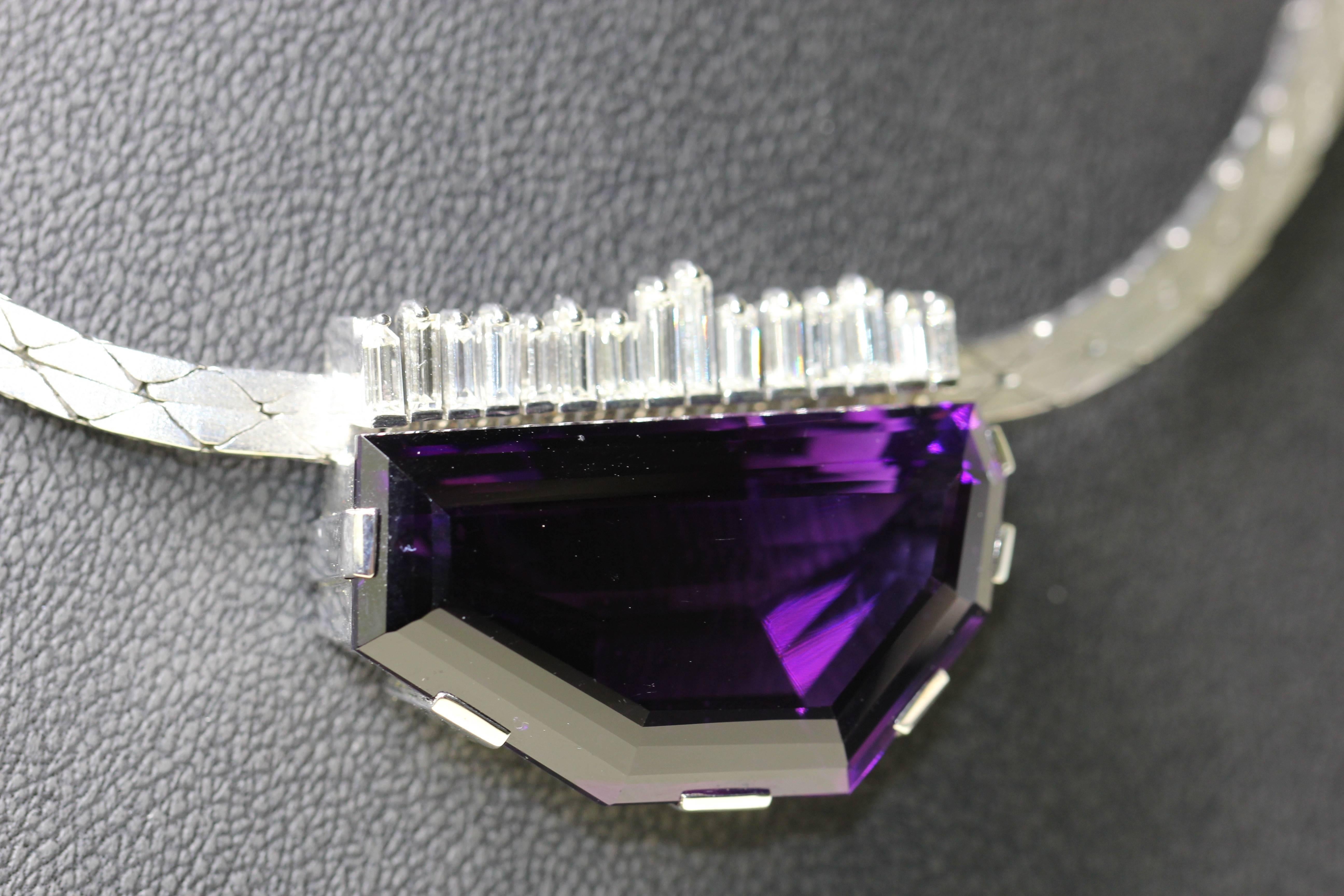14 Karat White Gold Necklace Set with Huge Amethyst and 15 Baguette Diamonds In Excellent Condition For Sale In Berlin, DE