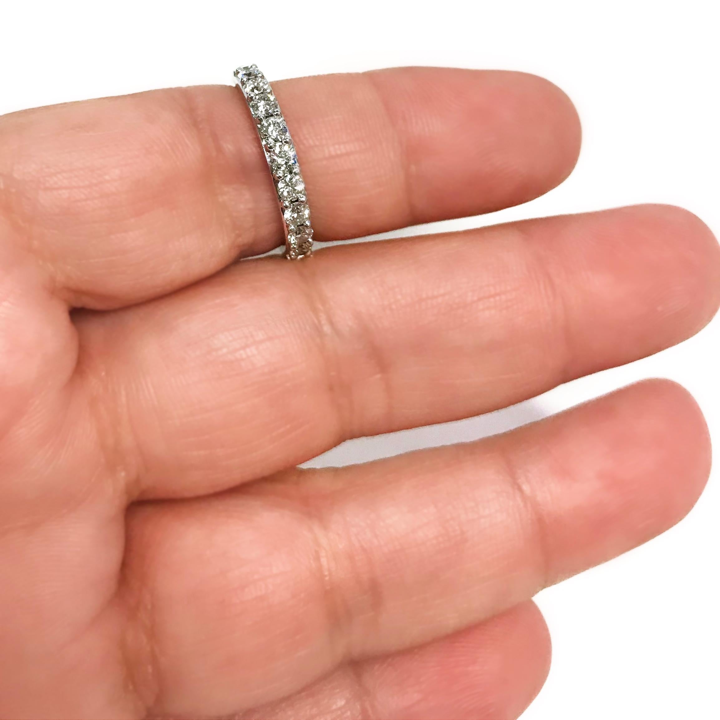 Halb-Eternity-Diamantring aus Weißgold für Damen oder Herren im Angebot