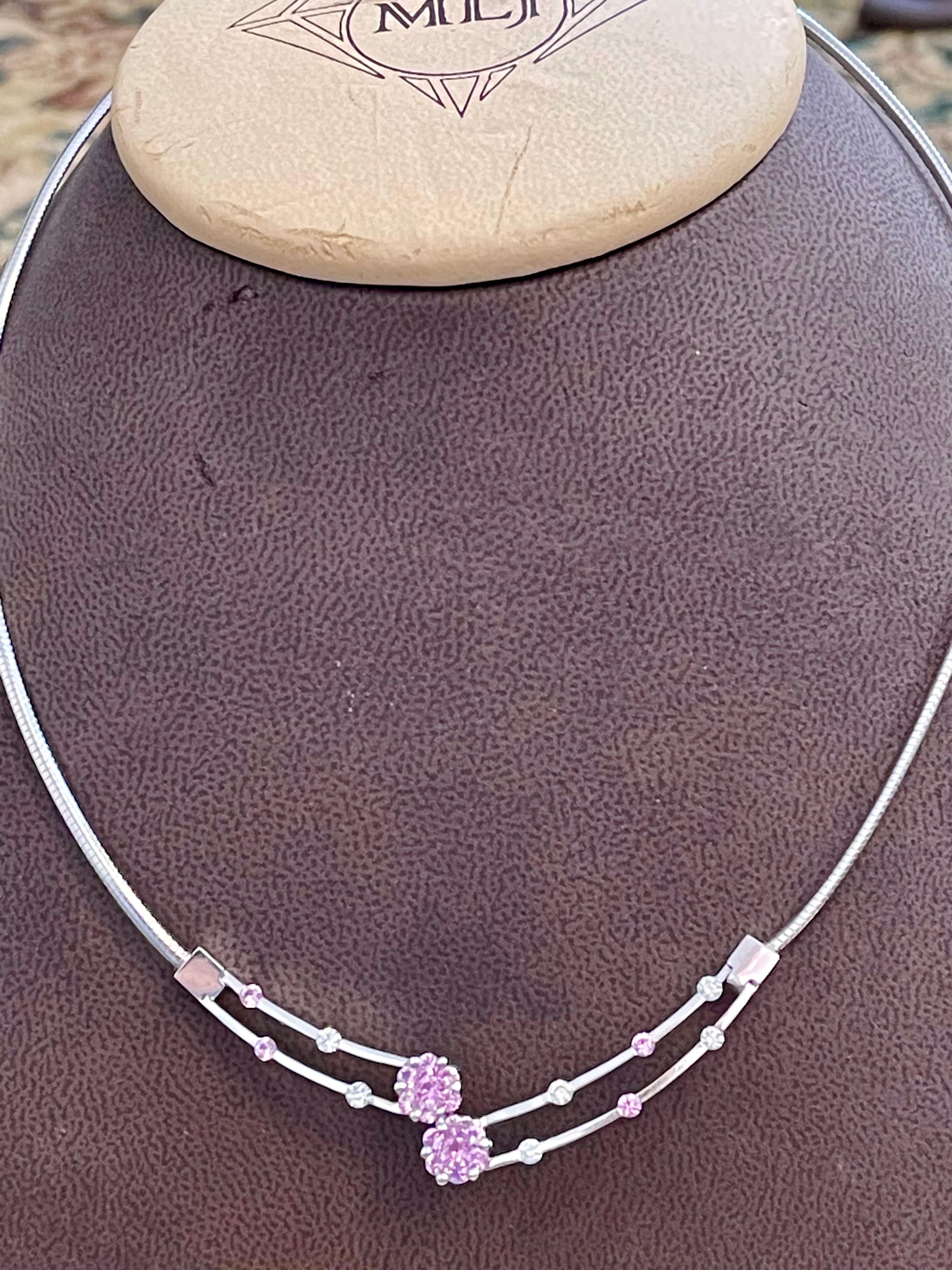 14 Karat Weißgold Omega-Halskette mit rosa Saphir und Diamanten, Italien (Rundschliff) im Angebot