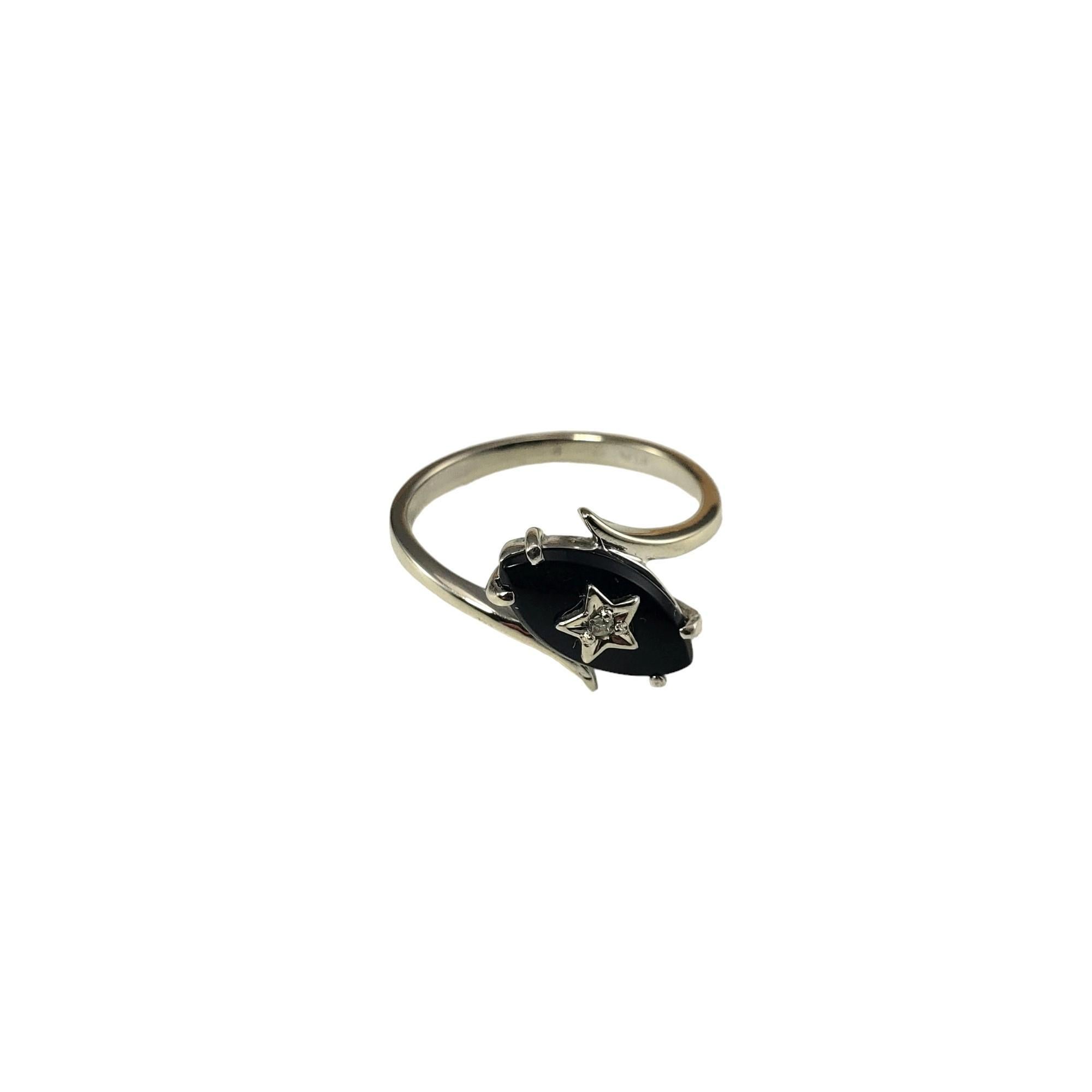 14 Karat White Gold Onyx and Diamond Ring Size 6.25

This elegant ring features one black onyx stone (12 mm x 6 mm) and one round table cut diamond set in classic 14K white gold. 

Shank: 2 mm.

Approximate total diamond weight: 0.02 ct.

Diamond