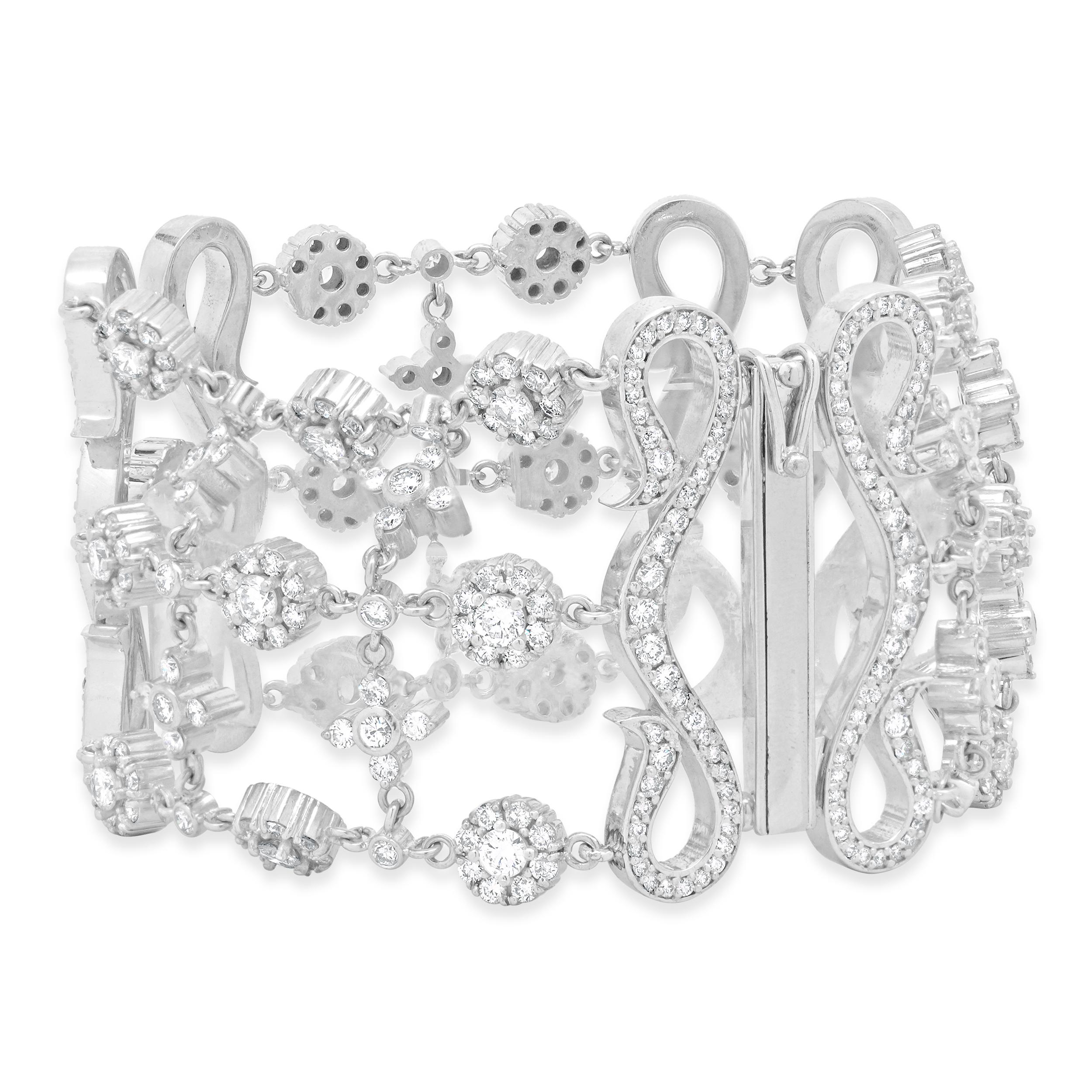 Taille ronde Bracelet large orné de diamants en or blanc 14 carats en vente