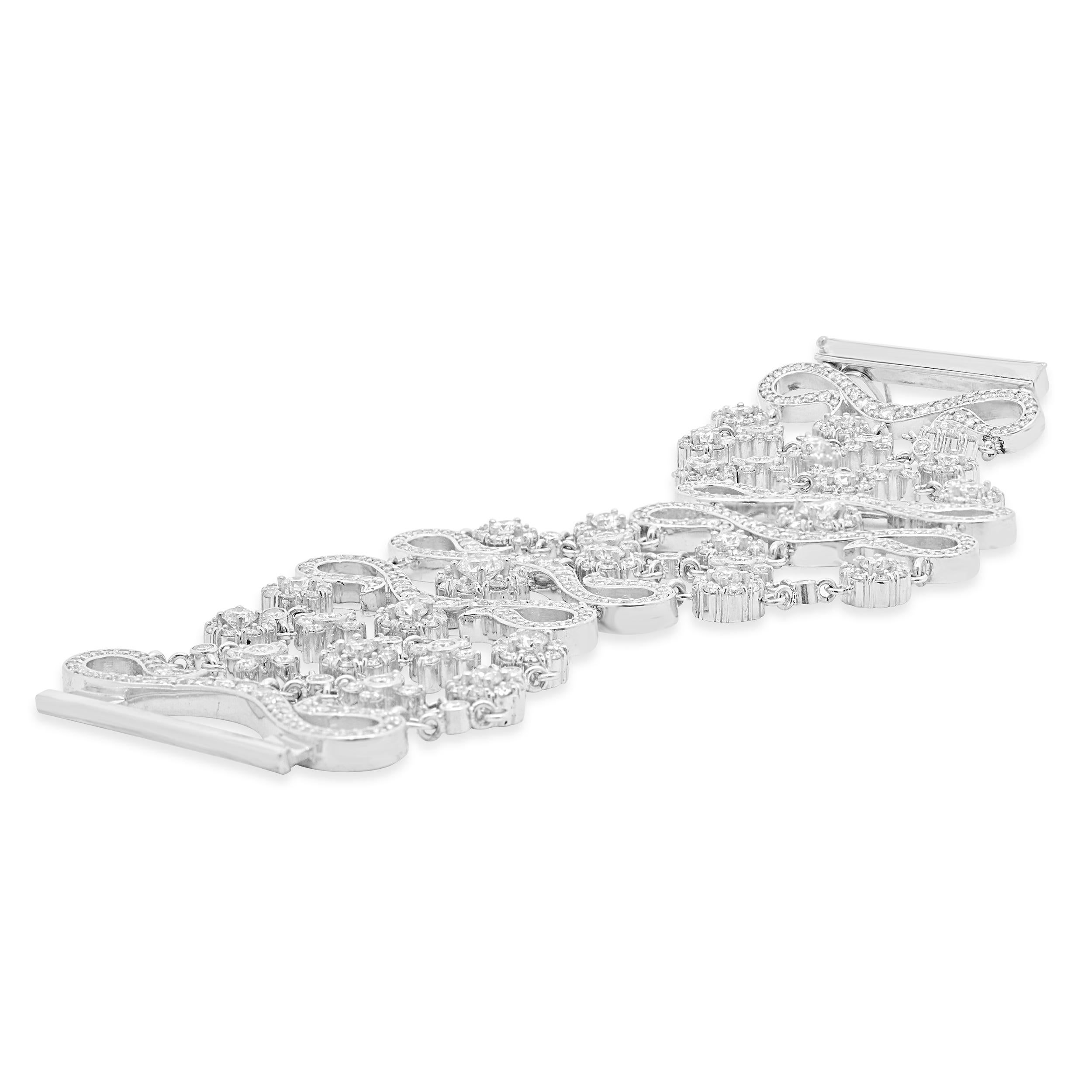 Bracelet large orné de diamants en or blanc 14 carats Excellent état - En vente à Scottsdale, AZ