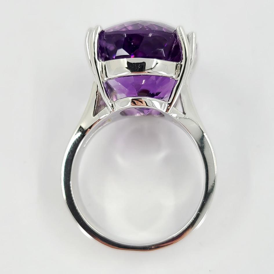 14 Karat White Gold Oval Amethyst Cocktail Ring In New Condition For Sale In Coral Gables, FL