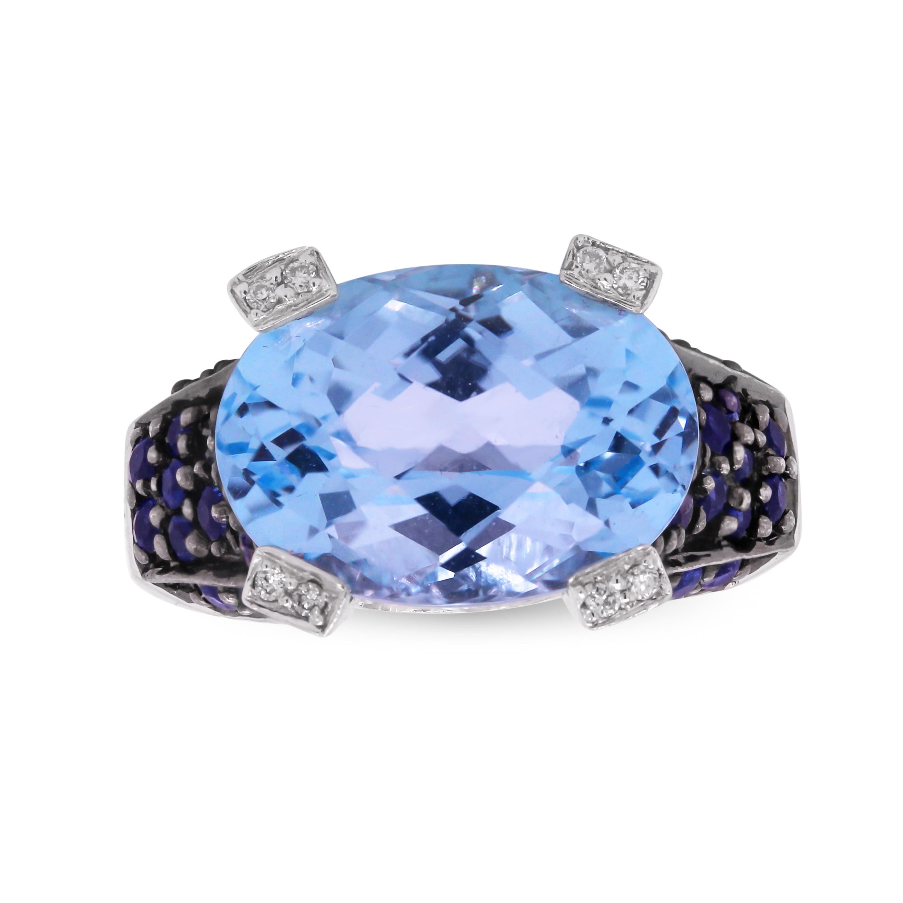 14 Karat Weißgold Oval Blautopas Zentrum Blauer Saphir Diamant Cocktail Ring

Dieser einzigartige Diamantring zeigt in der Mitte einen ovalen Blautopas in Ozeanfarbe mit Diamanten in den vier Zacken, die den Stein halten. Die Seiten des Rings sind