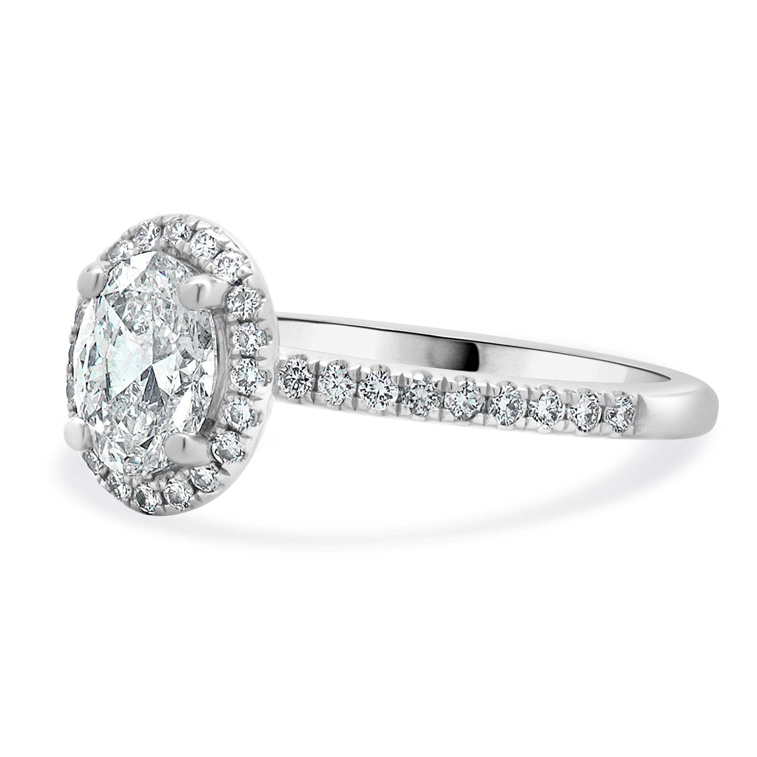 Designer: personalizzato
Materiale: oro bianco 14 carati
Diamante centrale: 1 taglio ovale = 0,78ct
Colore : I+I
Chiarezza : SI1
Diamanti: 46 diamanti rotondi taglio brillante = 0,46cttw
Colore: G
Chiarezza: SI1
Taglia: 5.25 Taglie complementari
