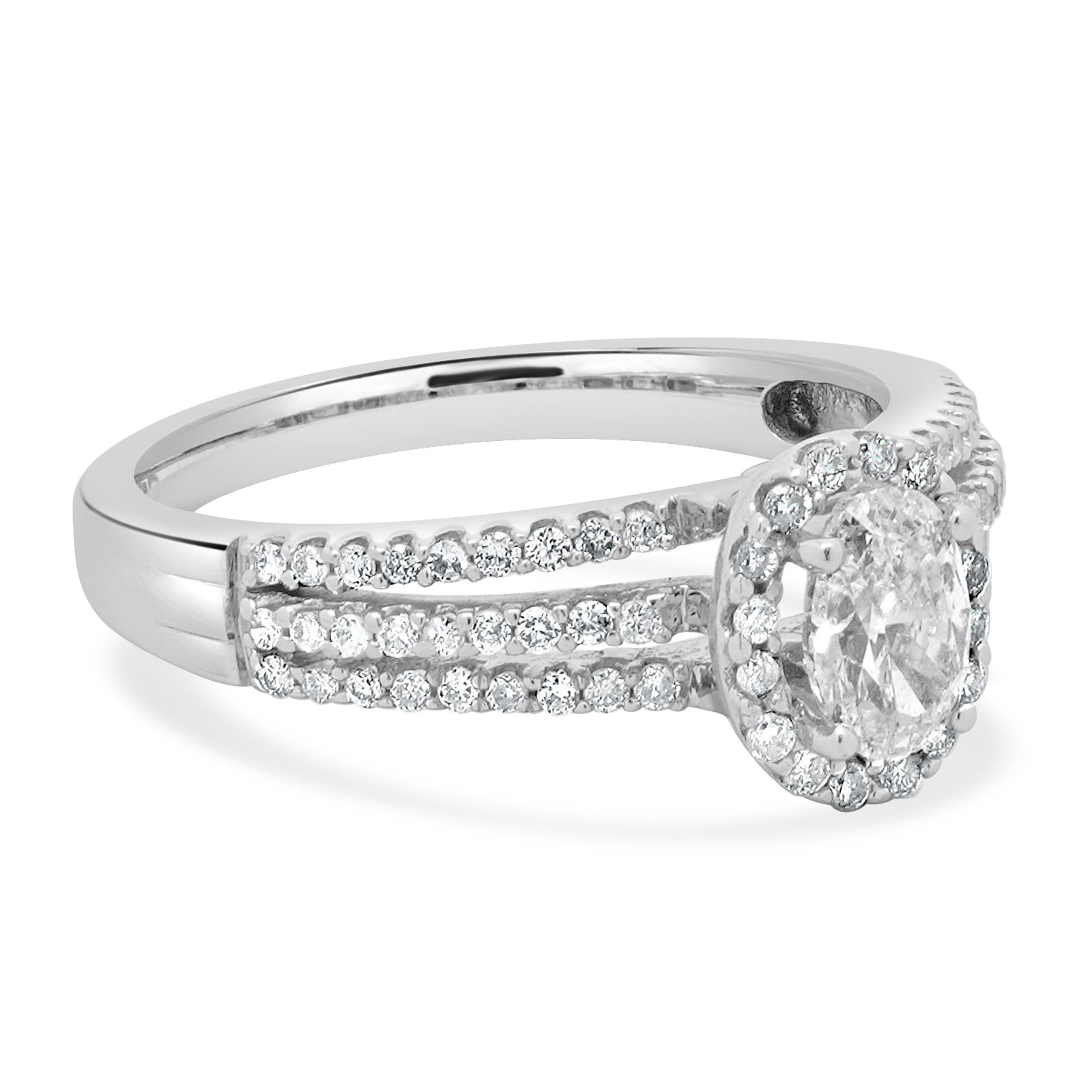 Taglio ovale Anello di fidanzamento con diamante taglio ovale in oro bianco 14 carati in vendita