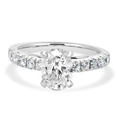 Anillo de compromiso de diamantes talla oval en oro blanco de 14 quilates