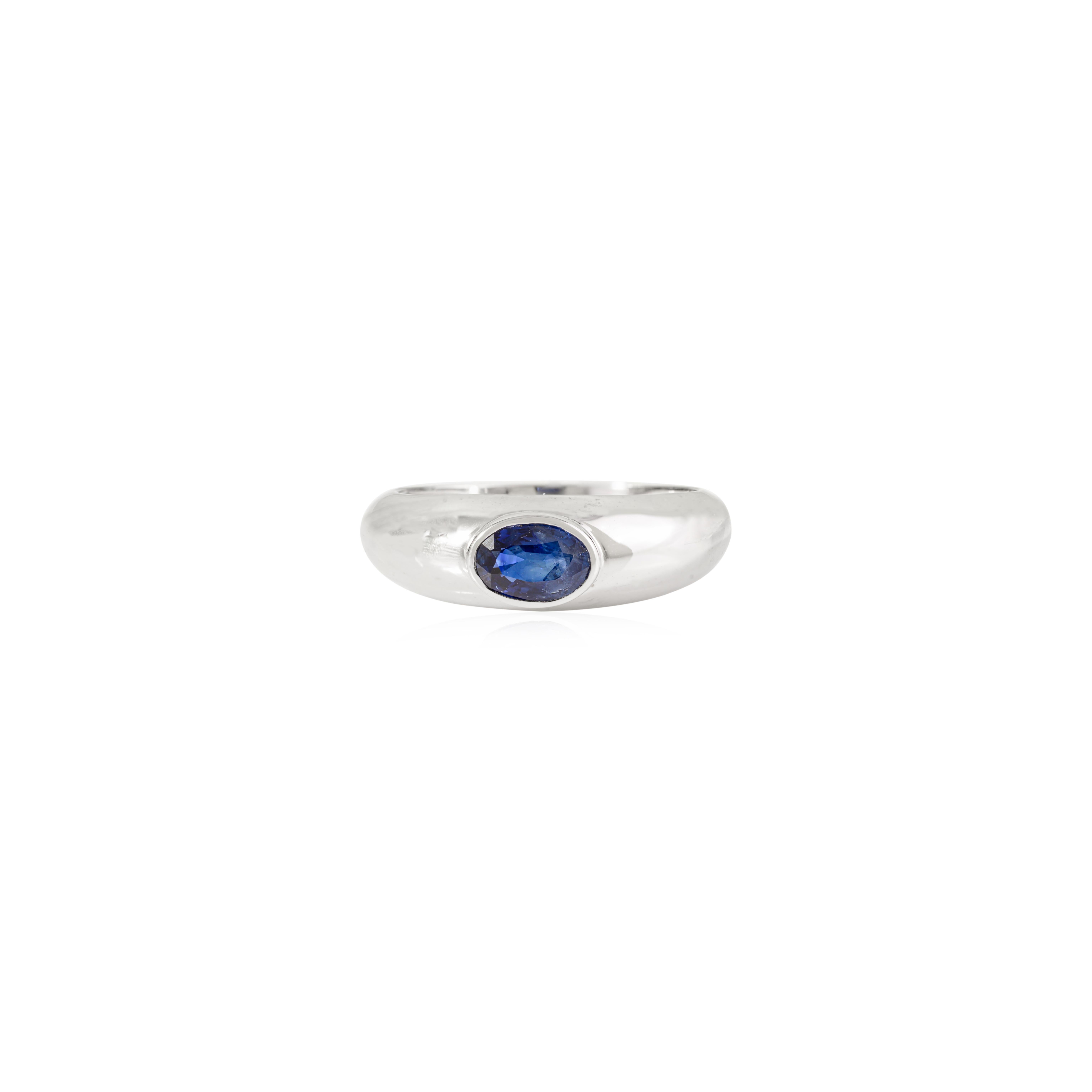 En vente :  Bague dôme en or blanc 14 carats, saphir bleu naturel de taille ovale, serti clos 2