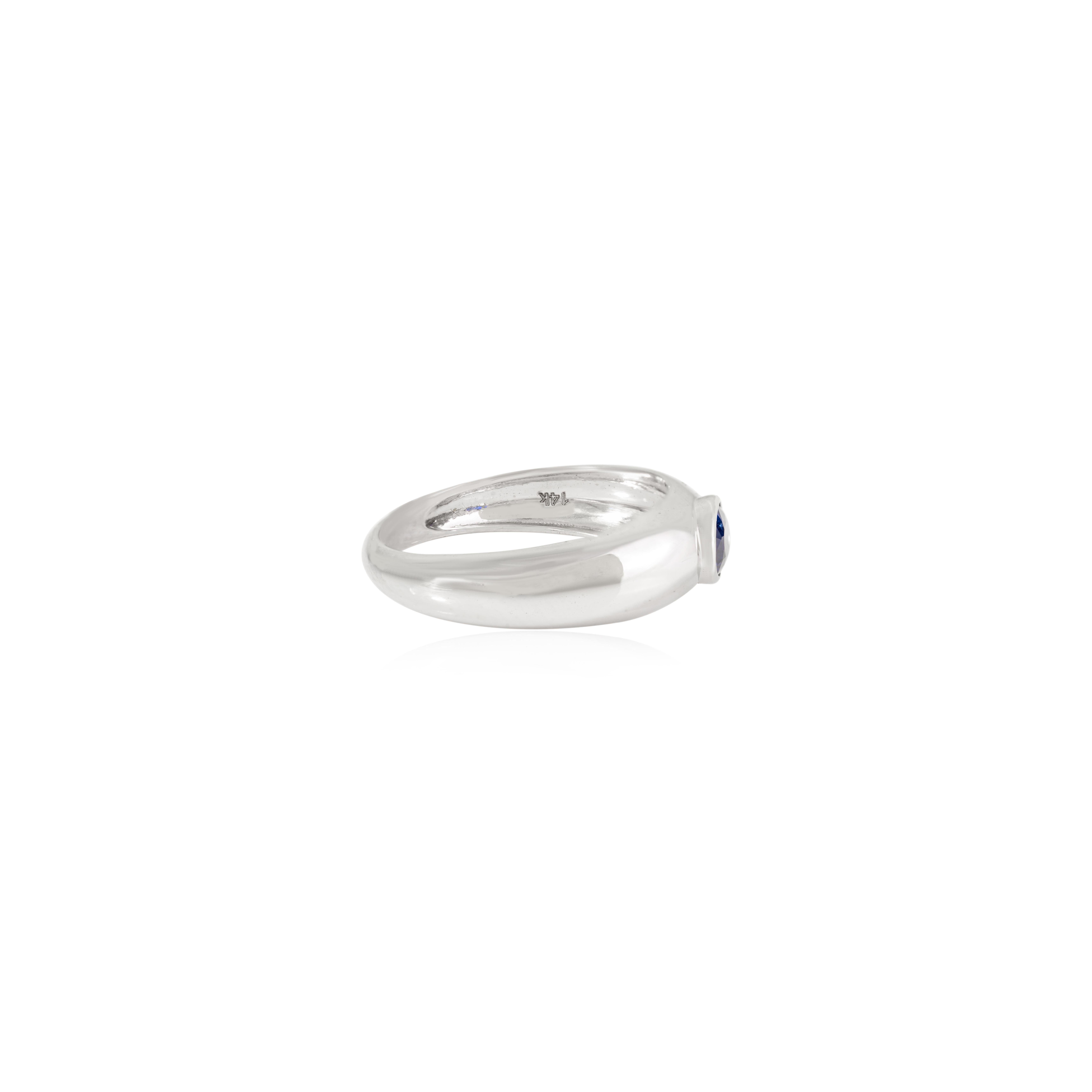 En vente :  Bague dôme en or blanc 14 carats, saphir bleu naturel de taille ovale, serti clos 4