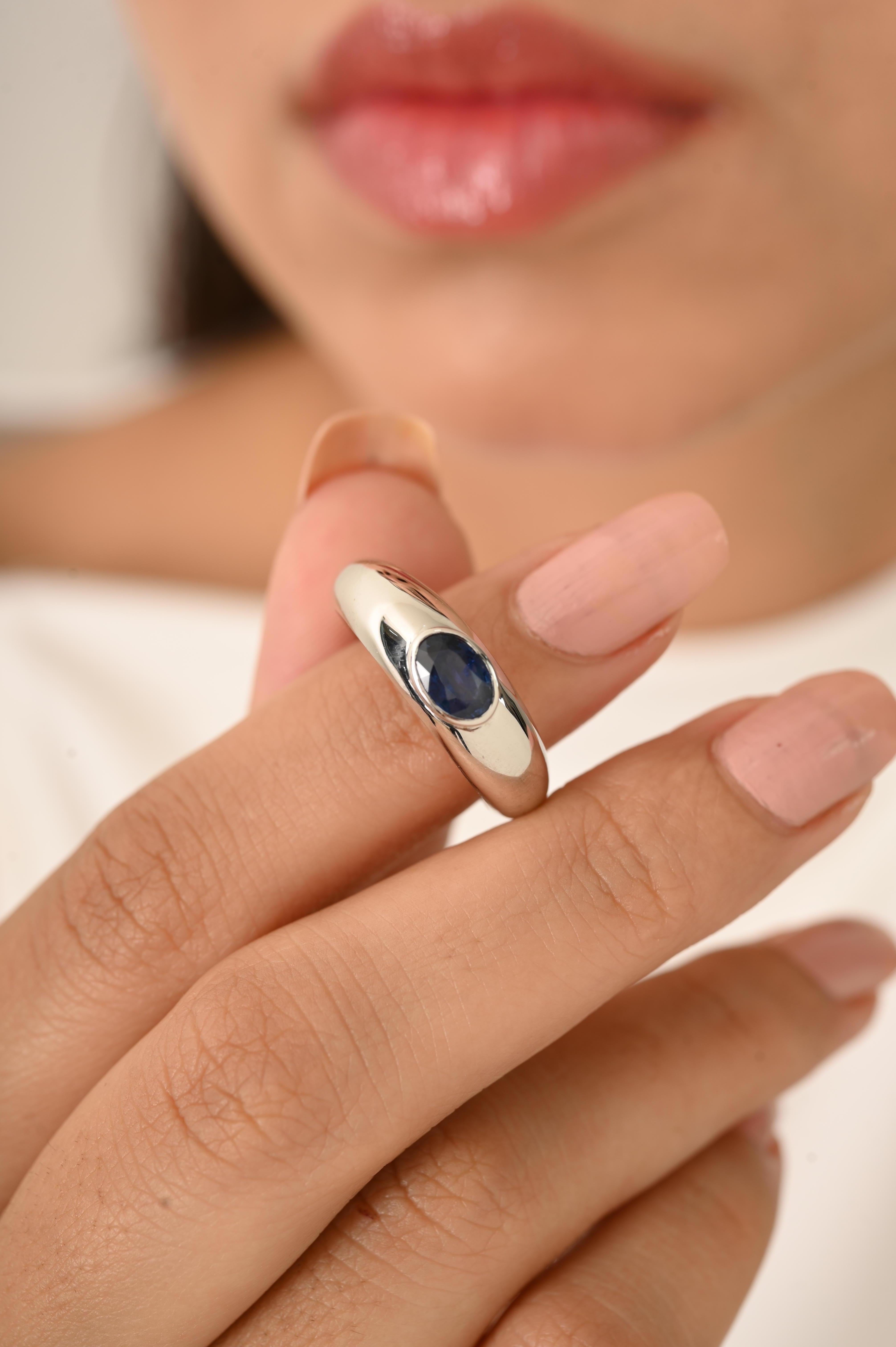 En vente :  Bague dôme en or blanc 14 carats, saphir bleu naturel de taille ovale, serti clos 3