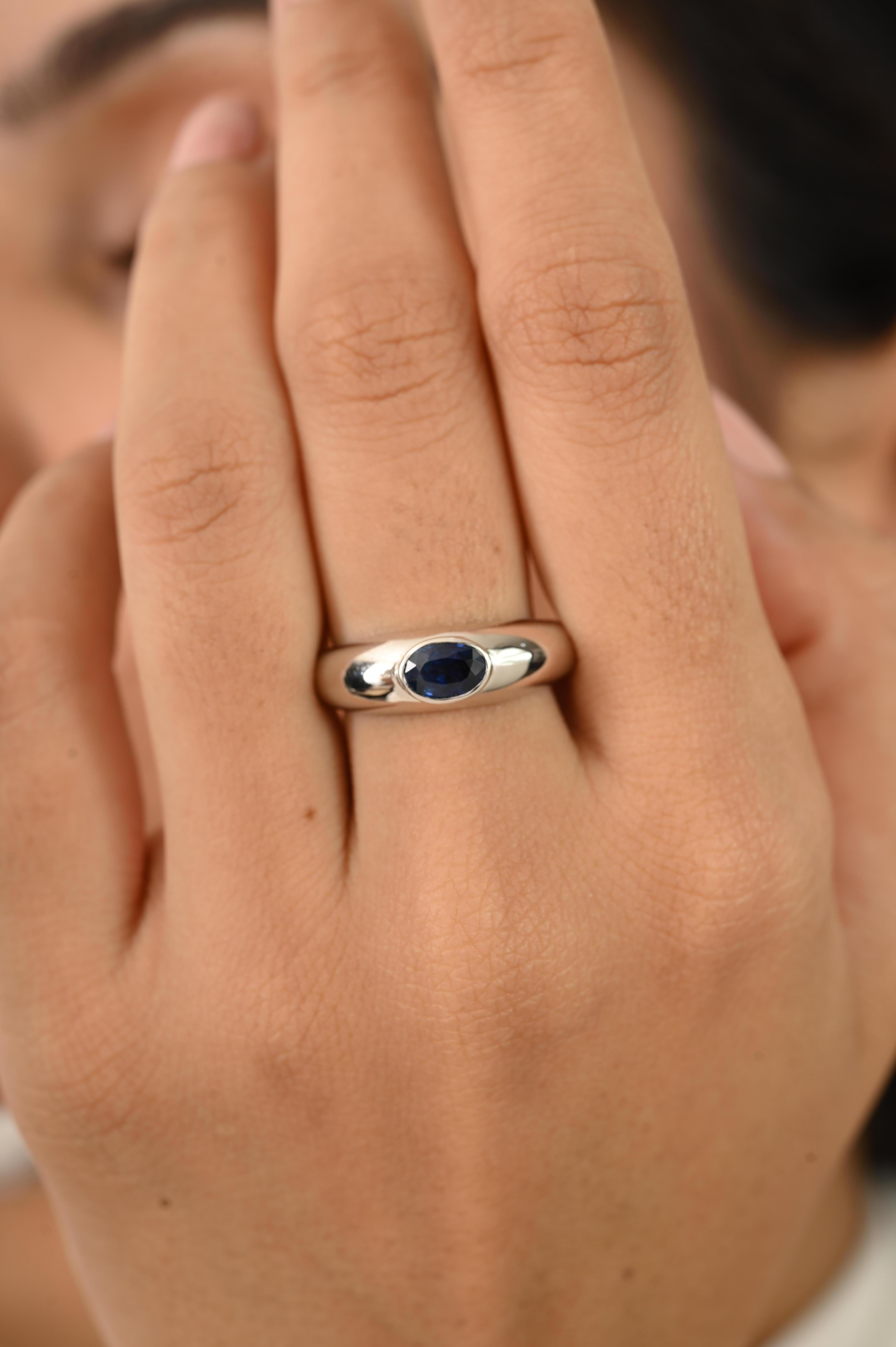 En vente :  Bague dôme en or blanc 14 carats, saphir bleu naturel de taille ovale, serti clos 6