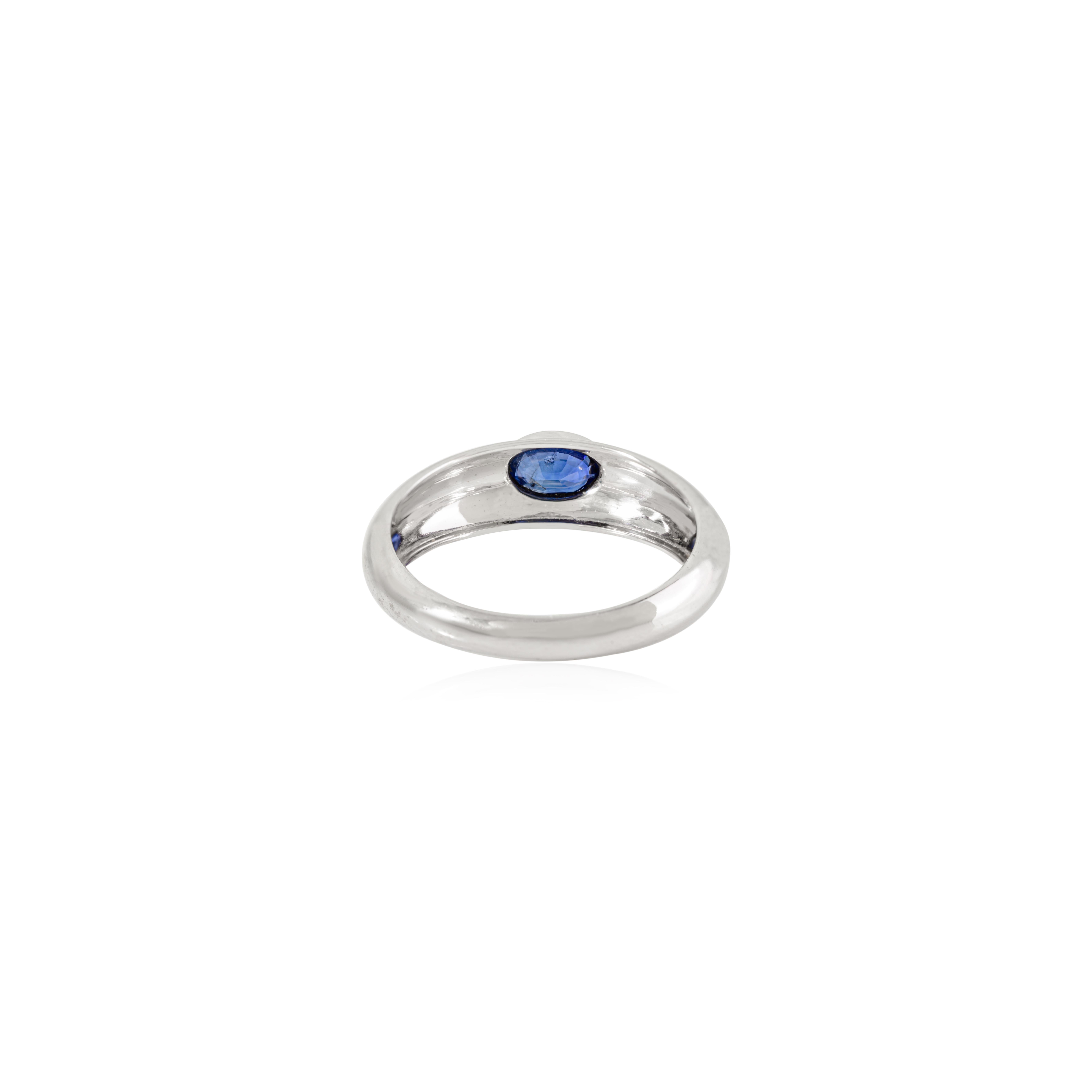 En vente :  Bague dôme en or blanc 14 carats, saphir bleu naturel de taille ovale, serti clos 7