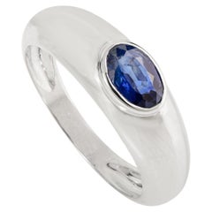 Bague dôme en or blanc 14 carats, saphir bleu naturel de taille ovale, serti clos