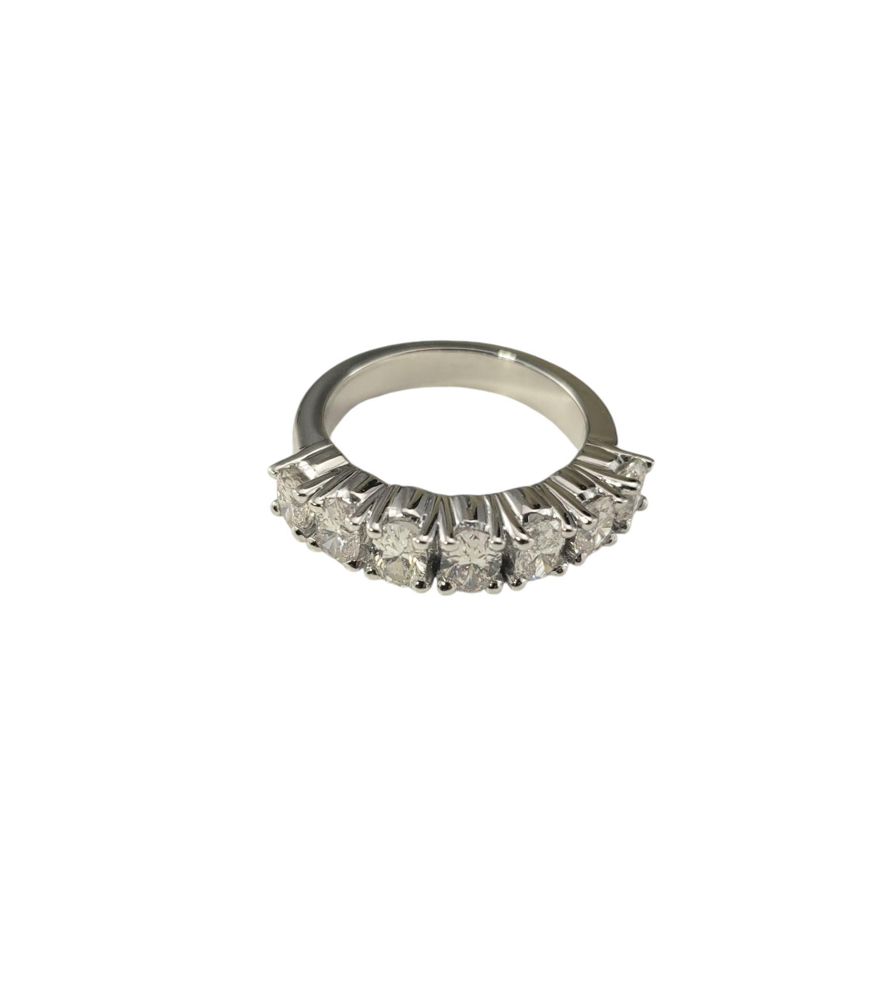 14 Karat Weißgold Diamant Ehering Größe 6,5 JAGi zertifiziert-

Dieser funkelnde Ehering besteht aus sieben ovalen Diamanten (4,9 mm x 3,5 mm), die in klassisches 14-karätiges Weißgold gefasst sind.  

Breite: 5 mm.  Schaft: 3,4 mm.

Ungefähres