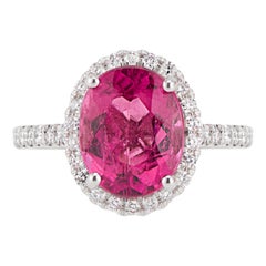 Anillo de oro blanco de 14 quilates con halo de diamantes y turmalina rosa ovalada