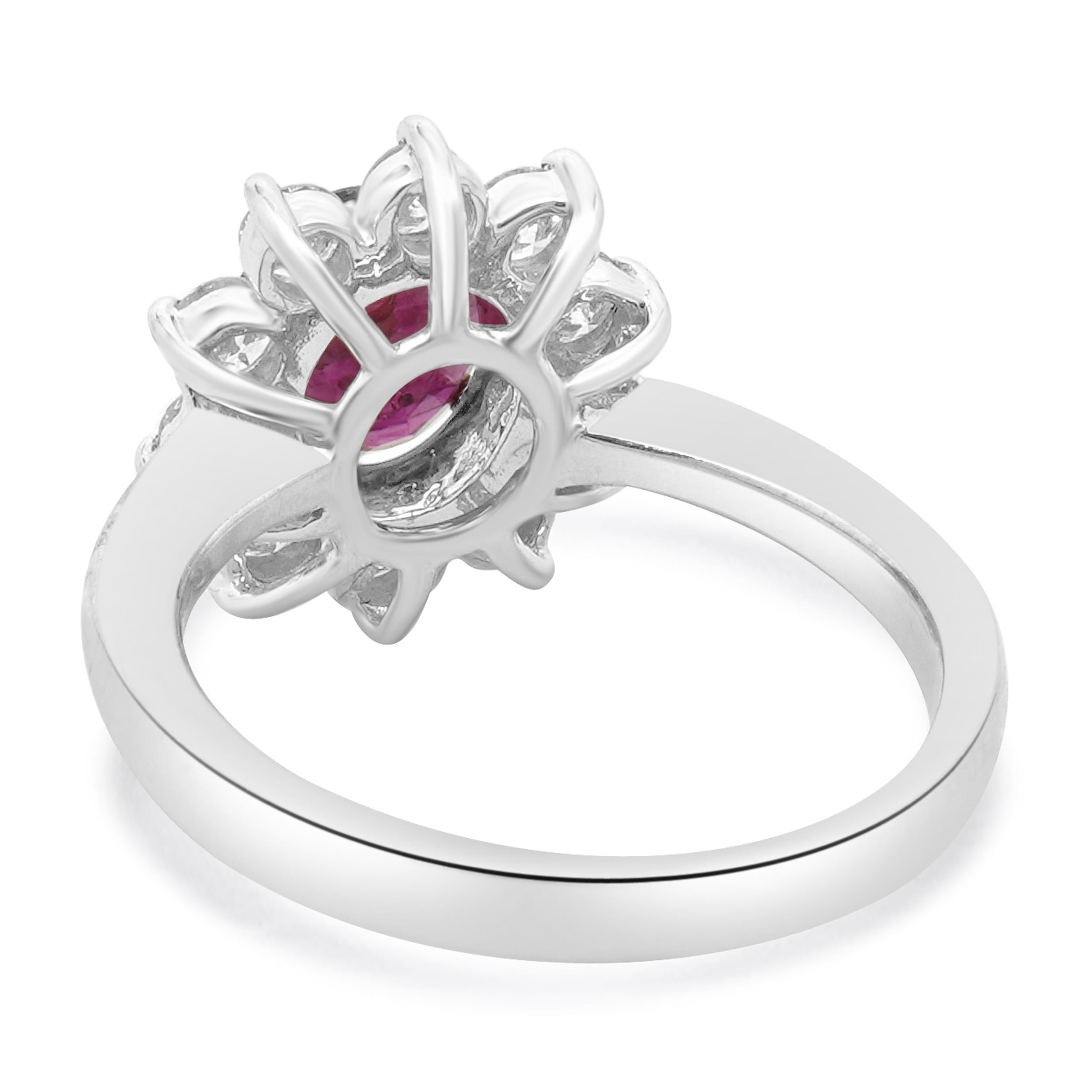 14 Karat Weißgold Ovaler Cocktailring mit Rubin und Diamant im Zustand „Hervorragend“ im Angebot in Scottsdale, AZ