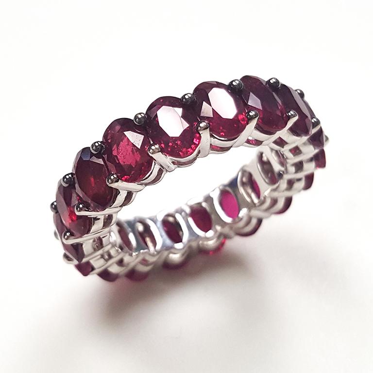 14 Karat White Gold Oval Ruby Eternity Band For Sale at 1stdibs