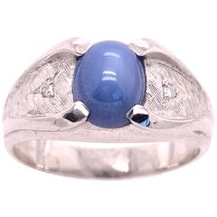 Anillo Cabujón de Zafiro Ovalado de Oro Blanco de 14 Kilates con Detalles de Diamantes