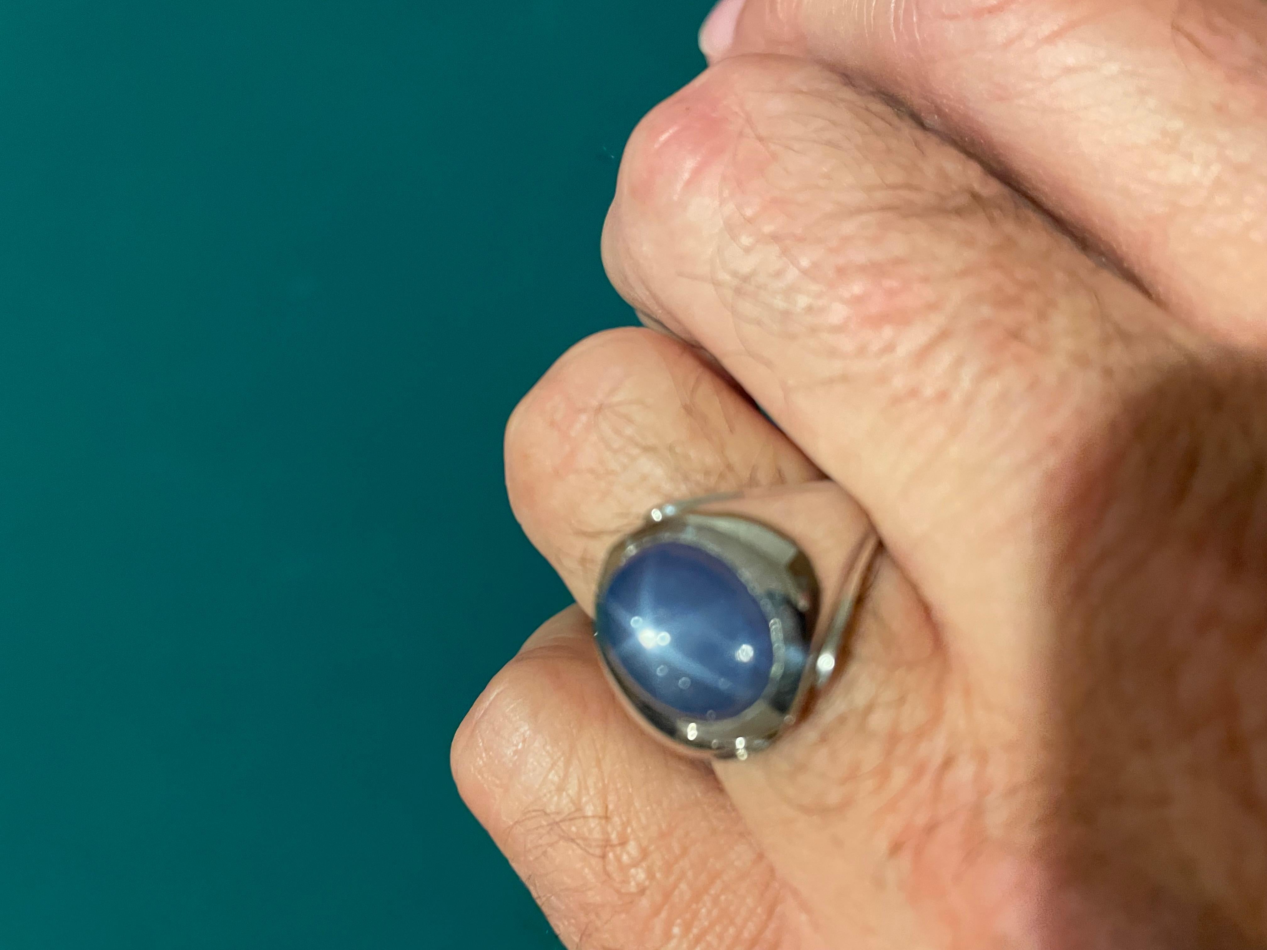 Anillo solitario con cabujón de zafiro ovalado de oro blanco de 14 quilates en venta 2