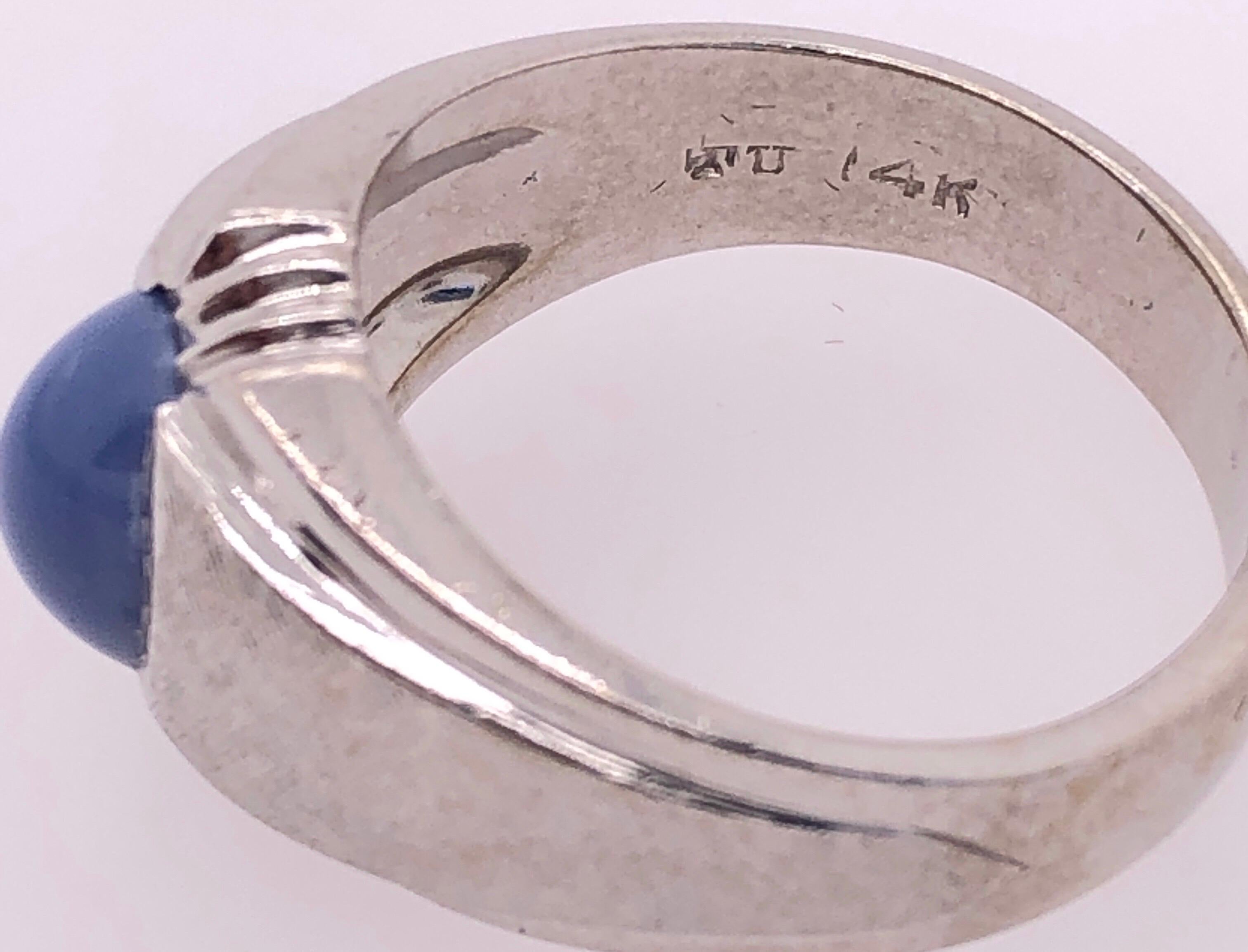 14 Karat White Gold Oval Sapphire Cabochon Solitaire Ring In Good Condition For Sale In Manhasset, NY